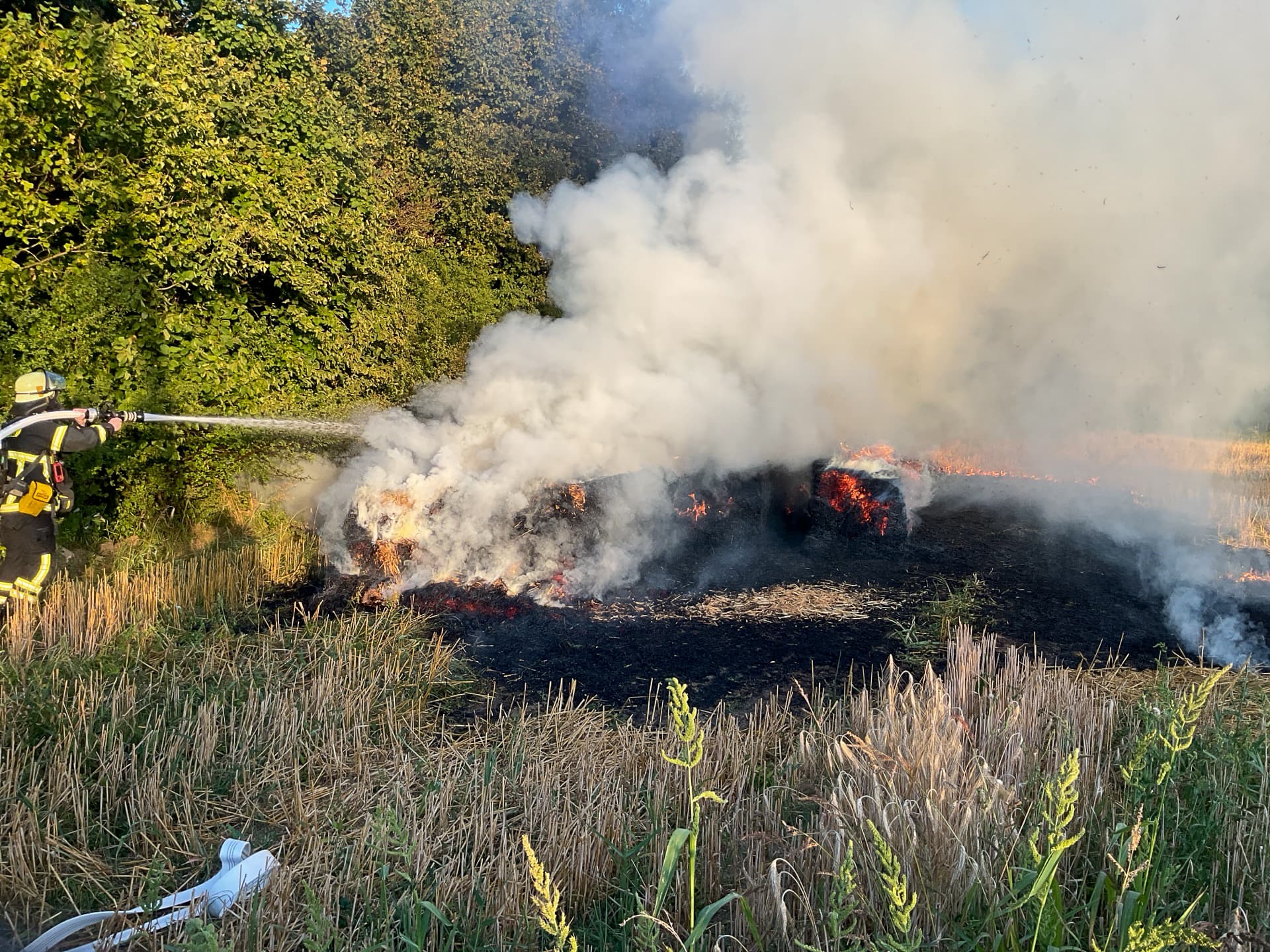 FW-DO: Brennende Heuballen in Dortmund Kirchlinde