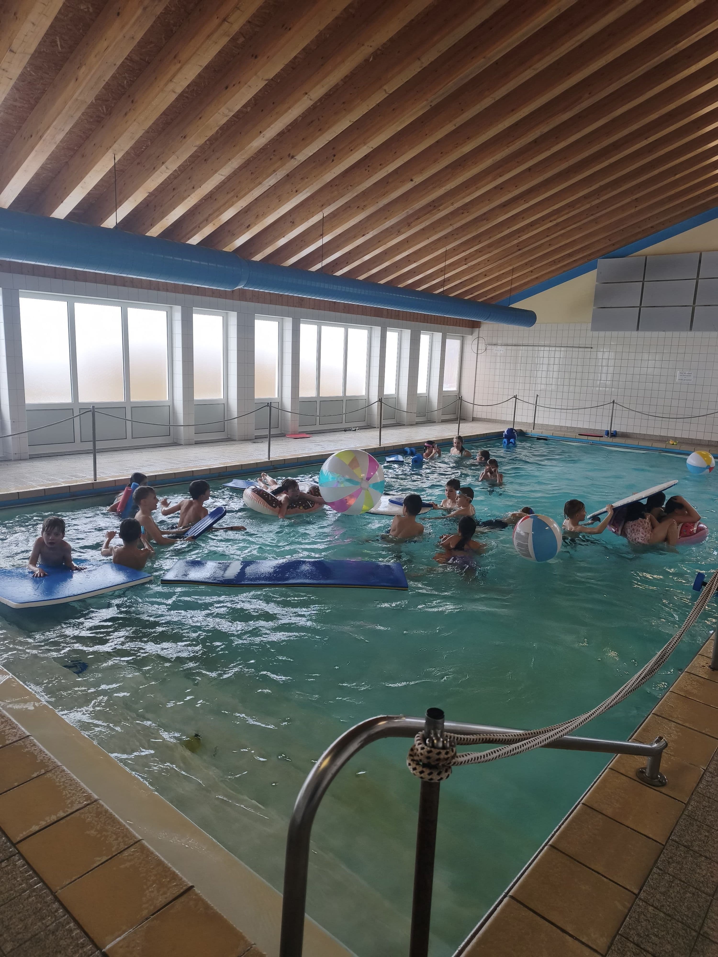 Bunte Poolparty zum Schulhalbjahresabschluss