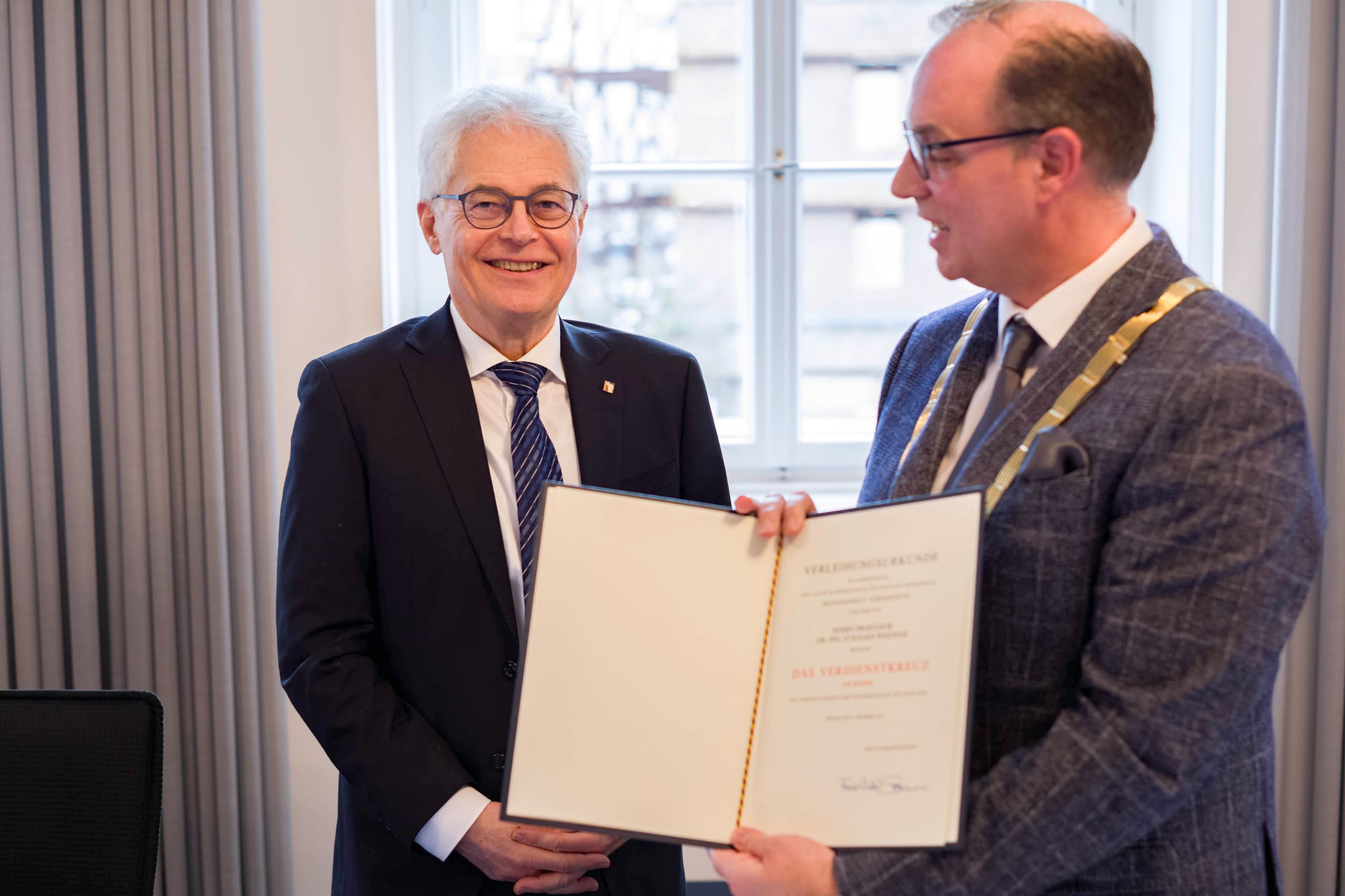 Eine Auszeichnung für den Umweltpionier: Prof. Dr. Eckhard Weidner erhält Verdienstkreuz