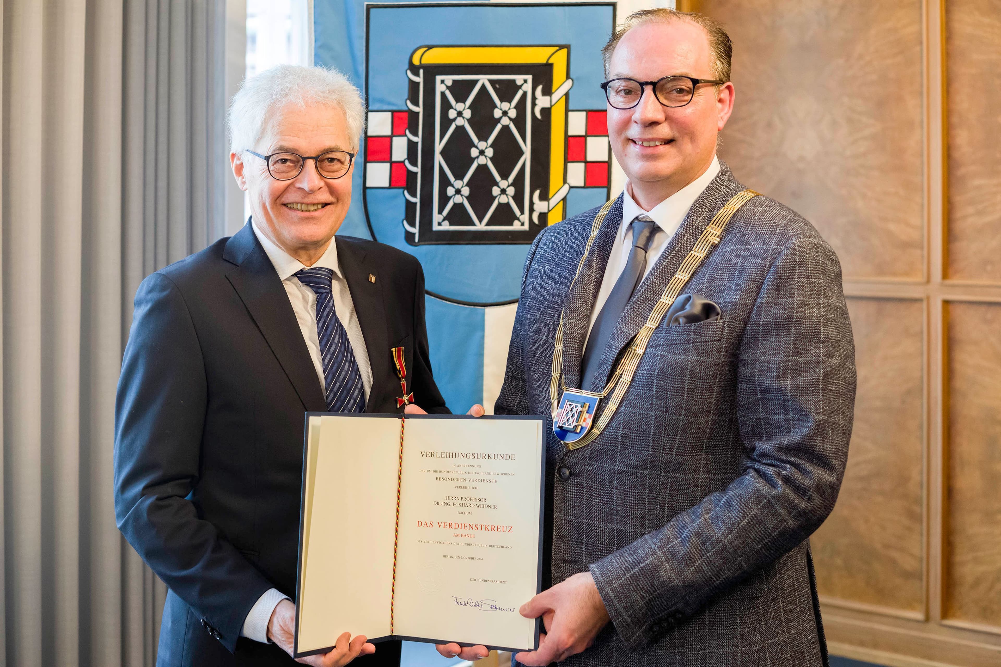 Eine Auszeichnung für den Umweltpionier: Prof. Dr. Eckhard Weidner erhält Verdienstkreuz
