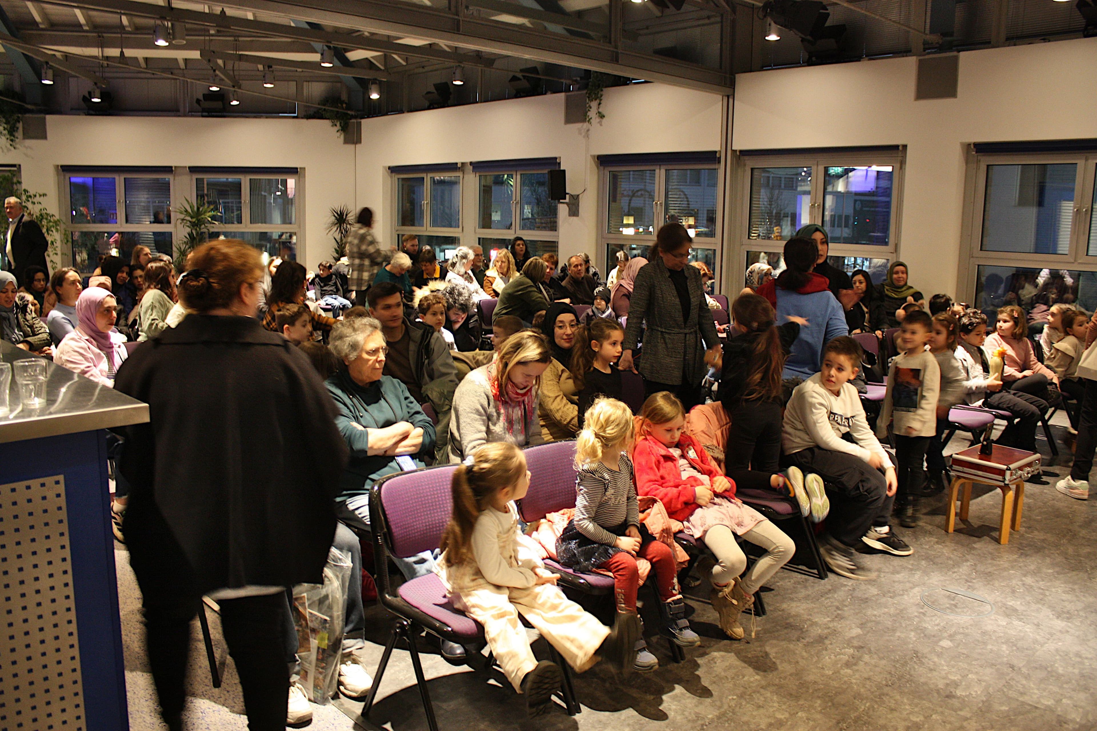 Farbschattentheater begeistert in der Stadthalle