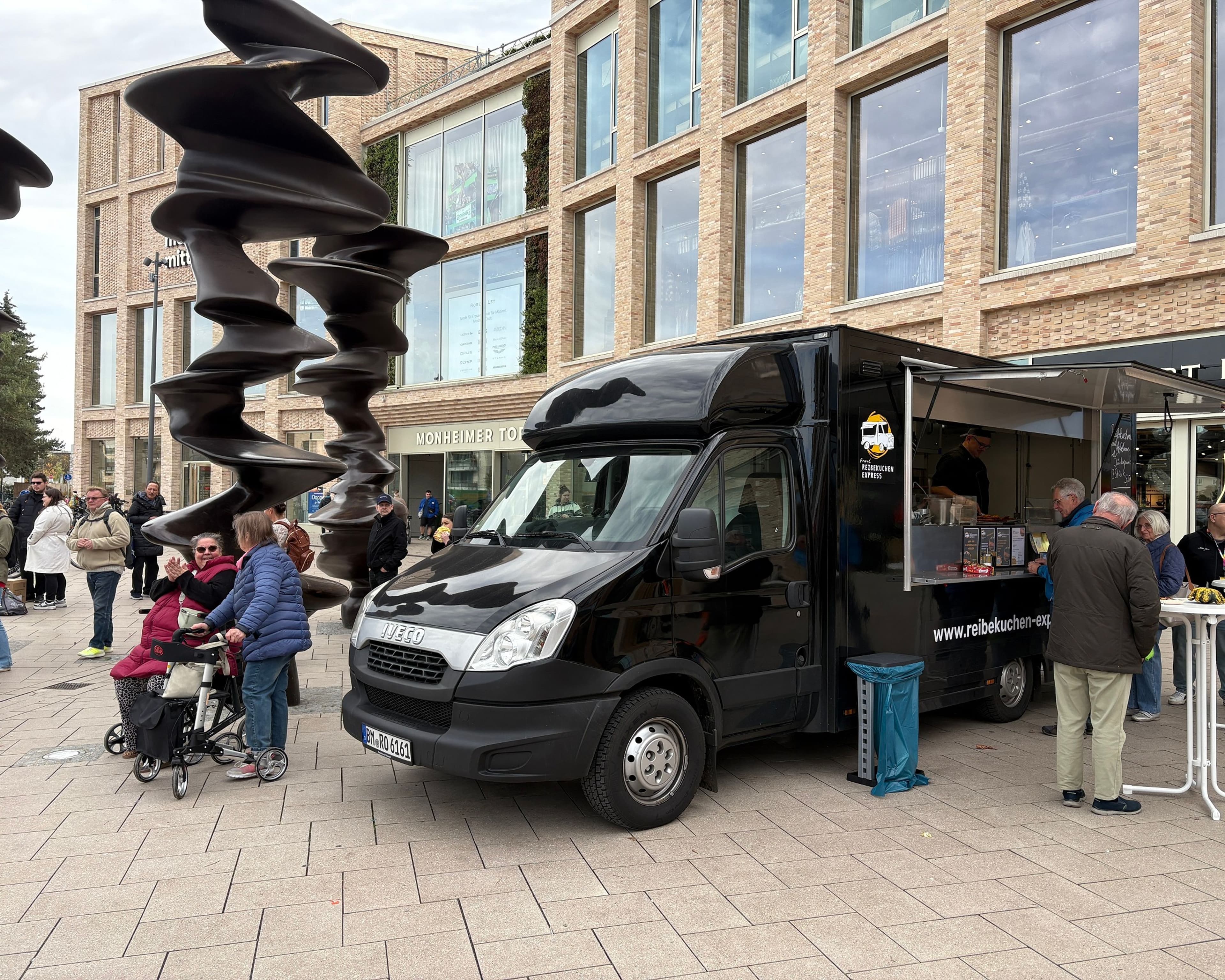 Franz Reibekuchen Express erobert Monheimer Wochenmarkt