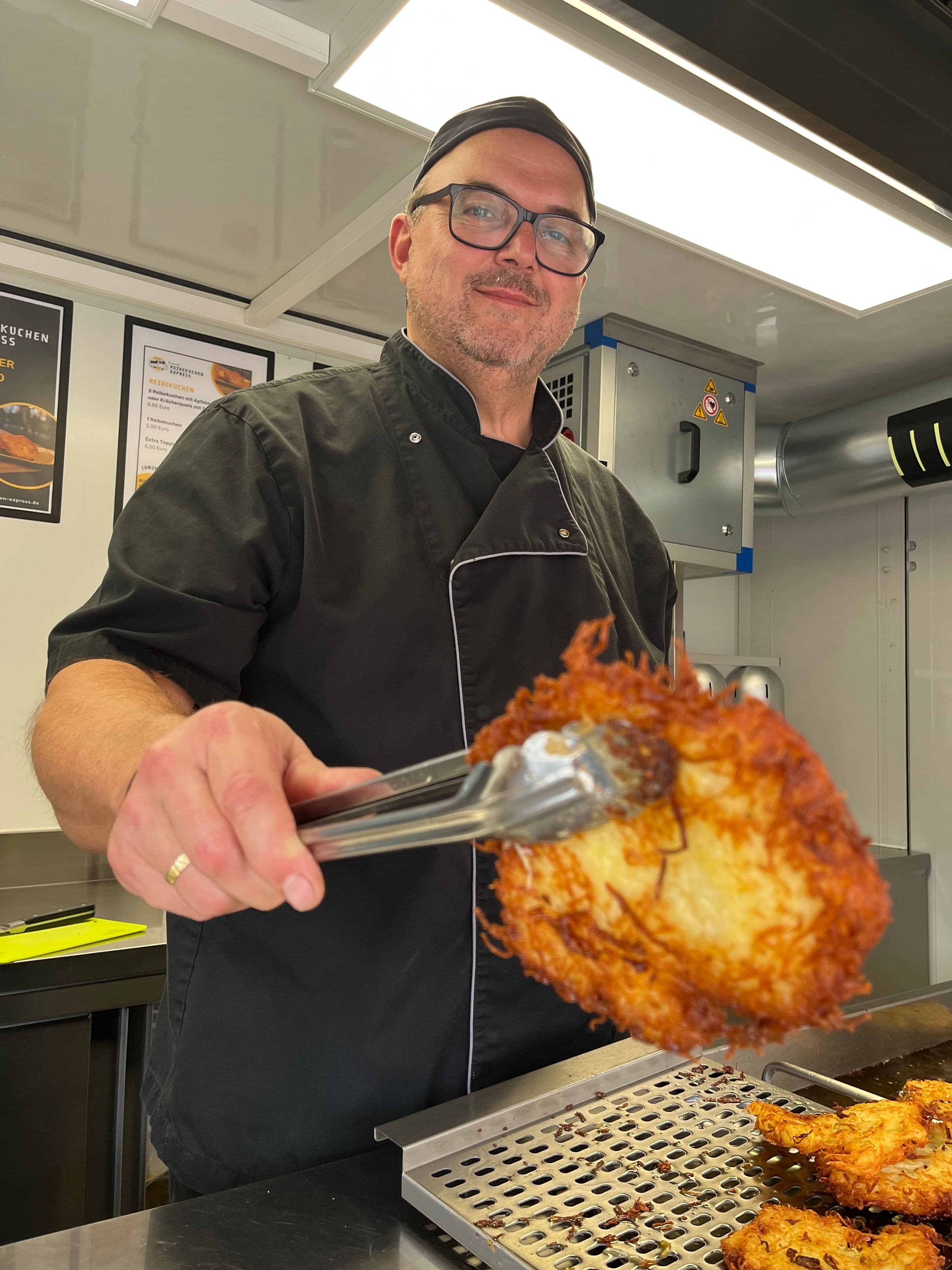 Franz Reibekuchen Express erobert Monheimer Wochenmarkt