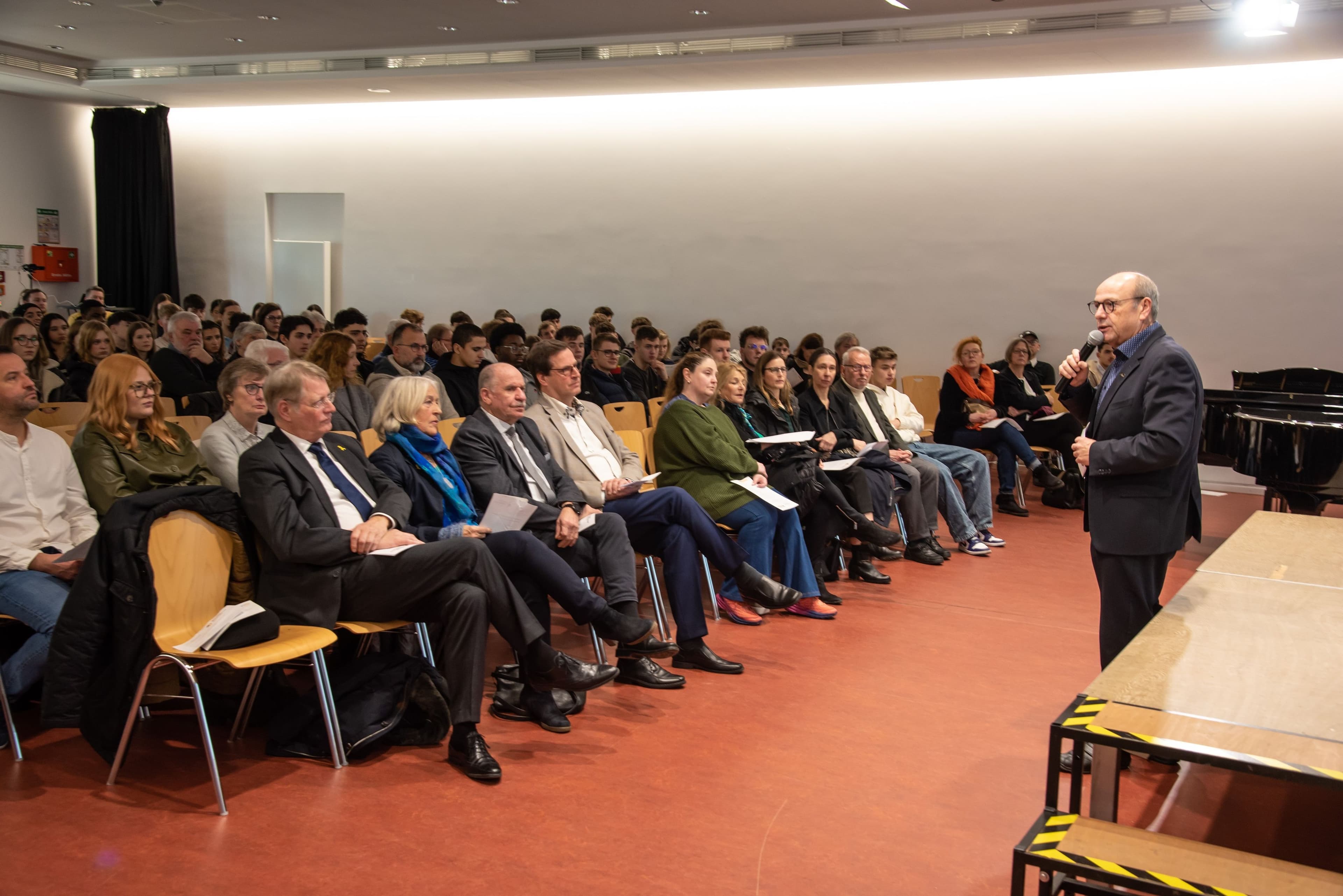 Gedenken für die Zukunft: Schülerinnen und Schüler ehren die Opfer des Holocaust