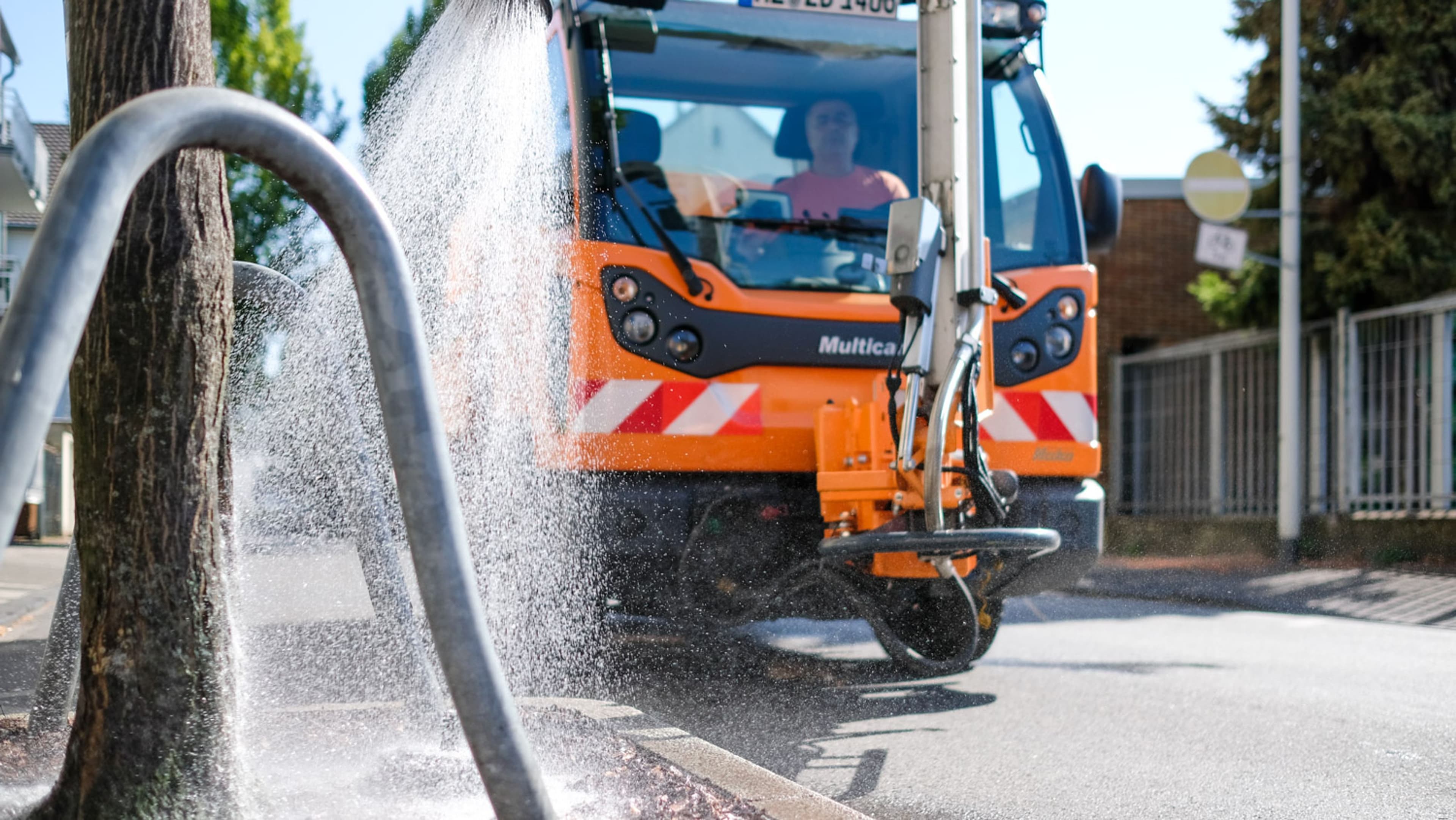 Hilden gießt Jungbäume gegen Trockenstress