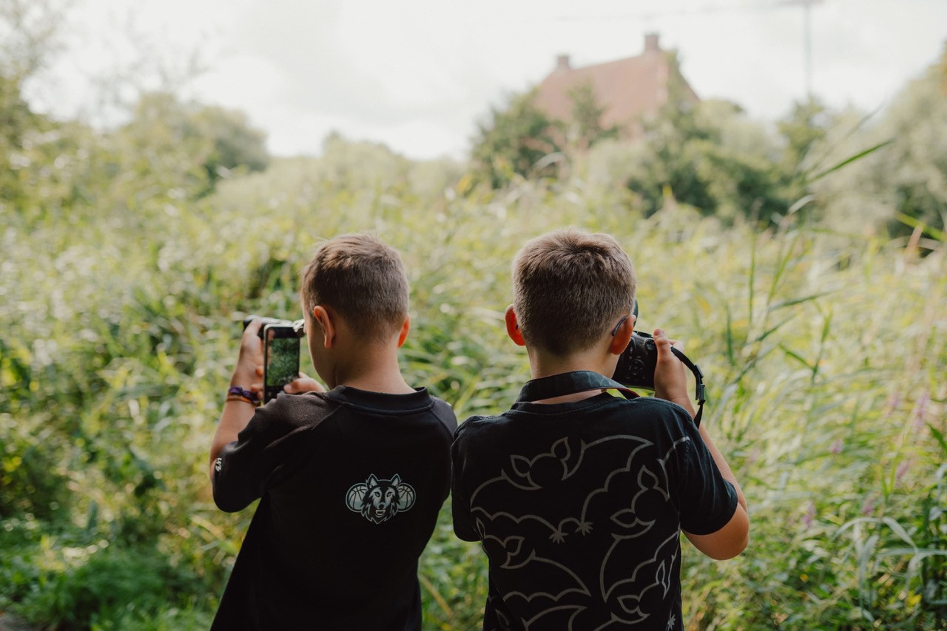 Kinder entdecken die Welt der Fotografie