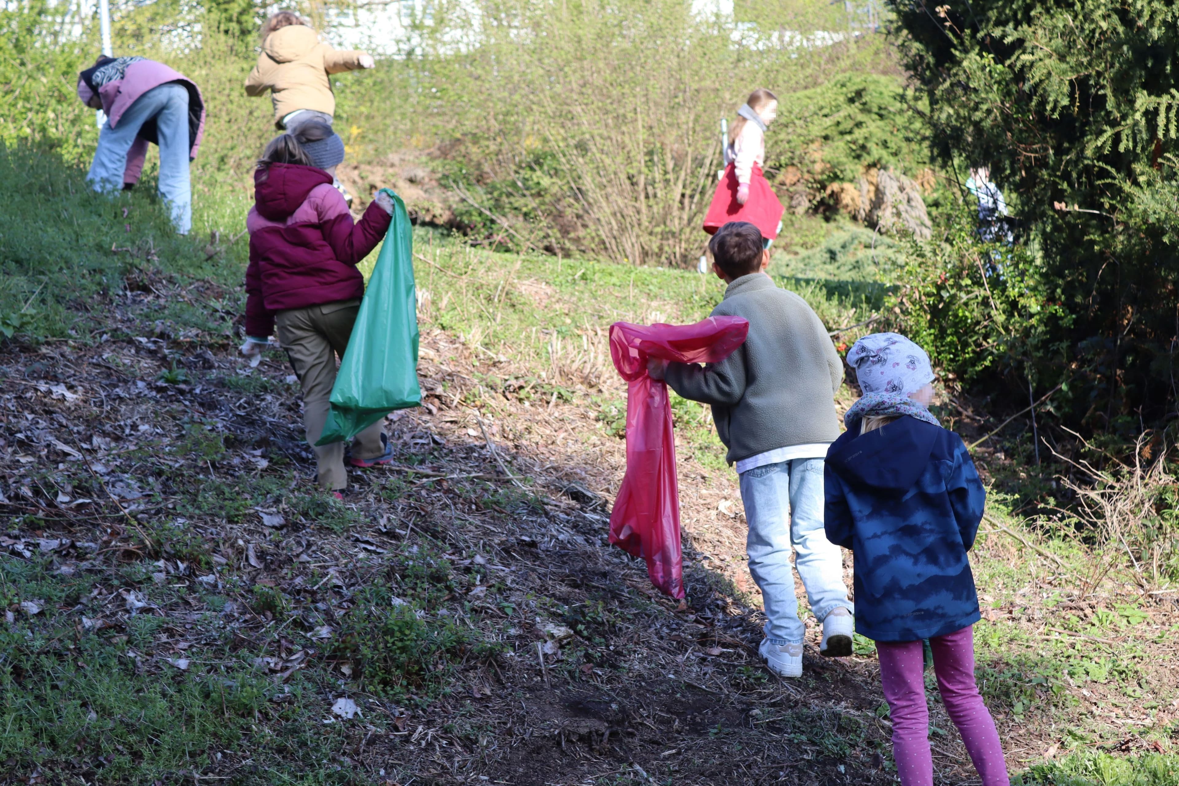 Kitas und Schulen sammeln Müll im Kurgarten