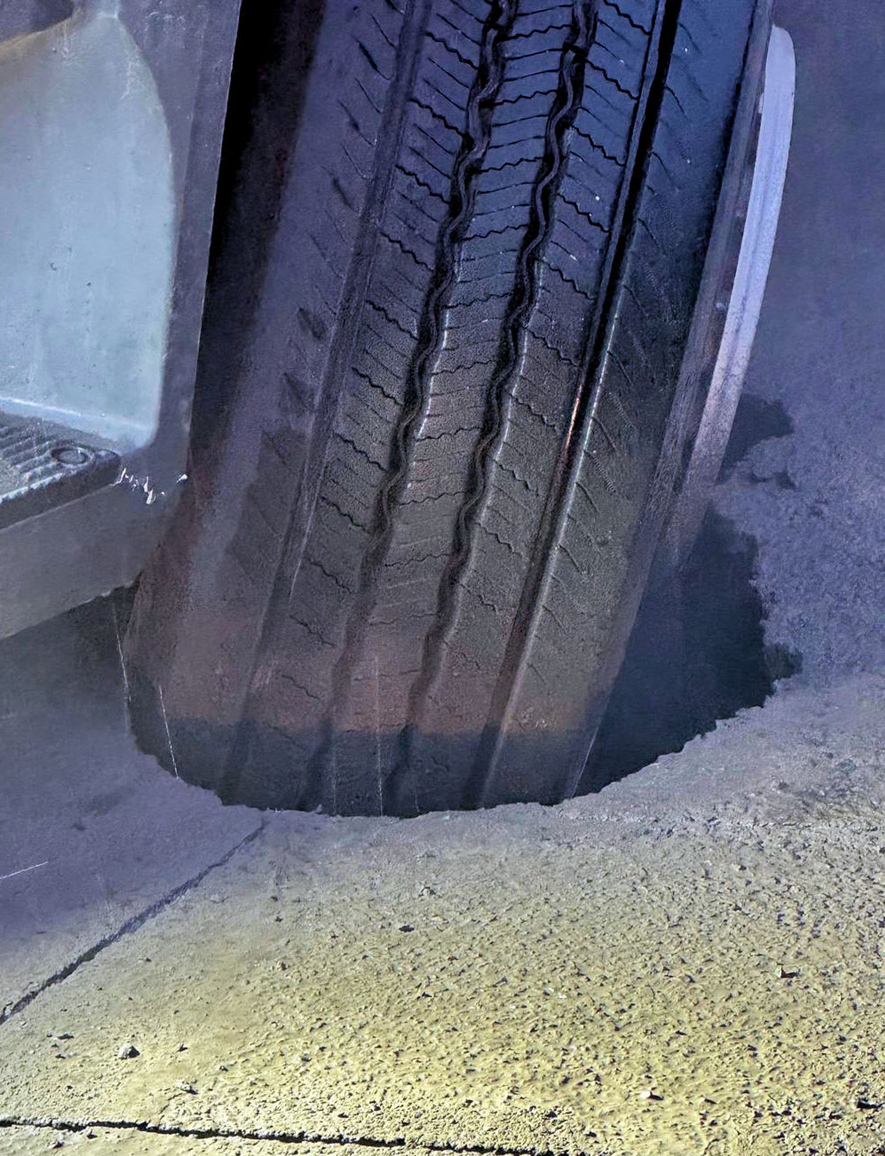 Müllfahrzeug versinkt im Asphalt in Dankersen