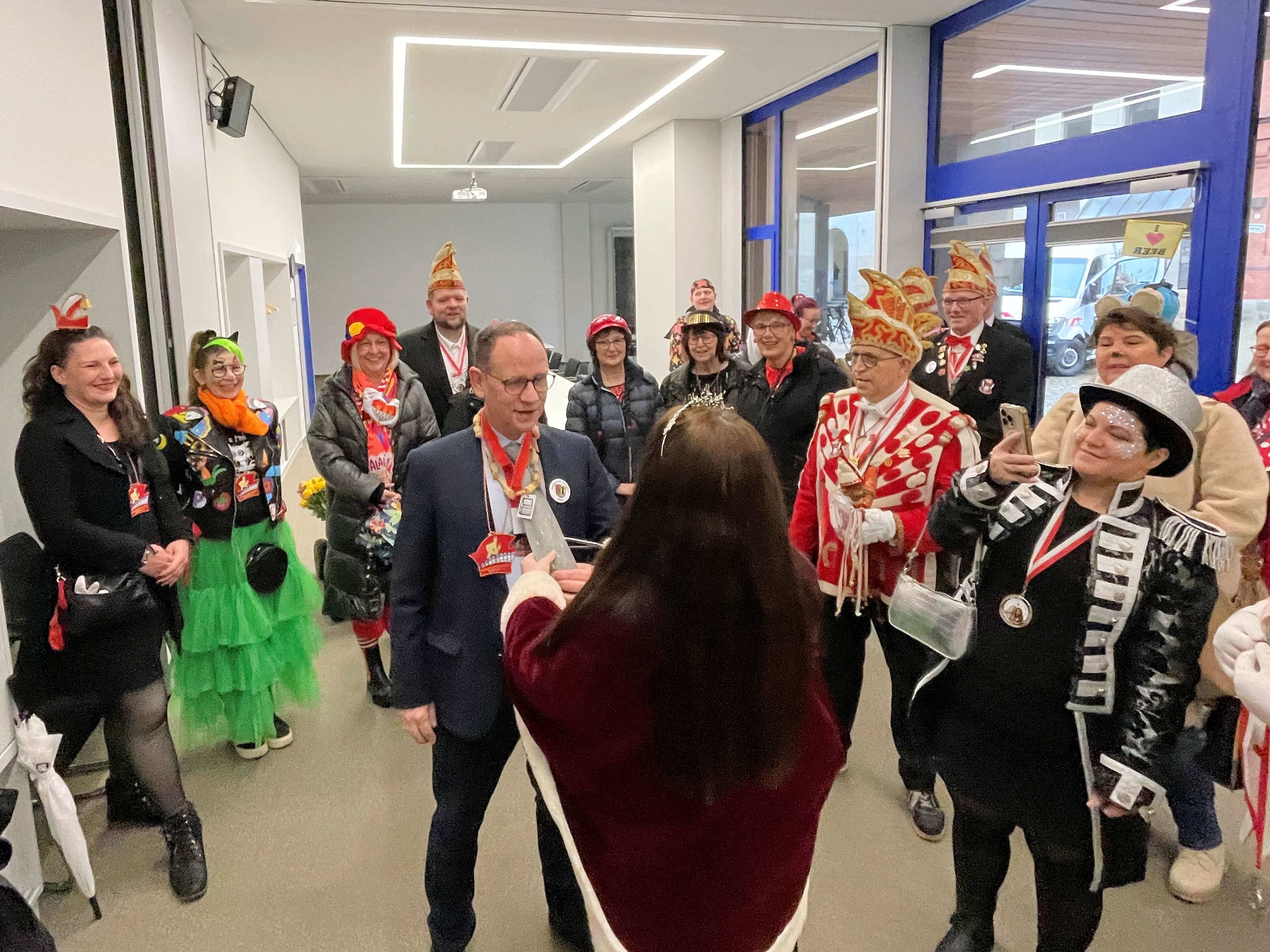 Rathaussturm in Minden: Weiberfastnacht startet bunt