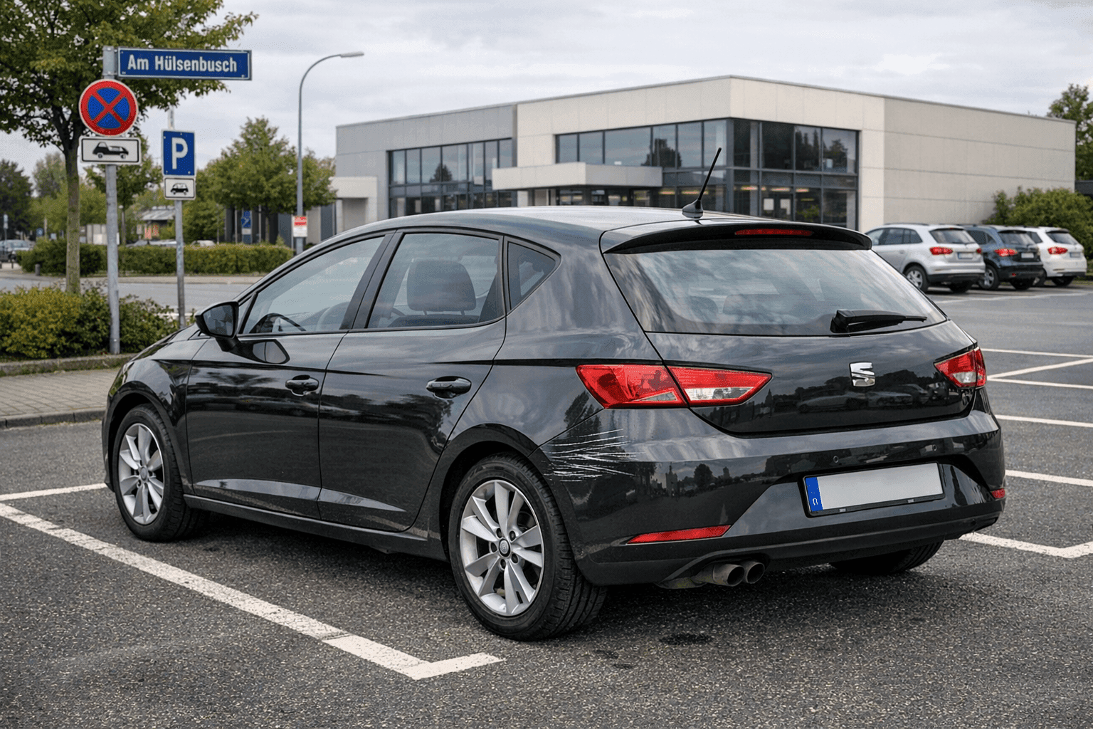 Seat vor Fitnessstudio beschädigt – Verursacher flüchtet
