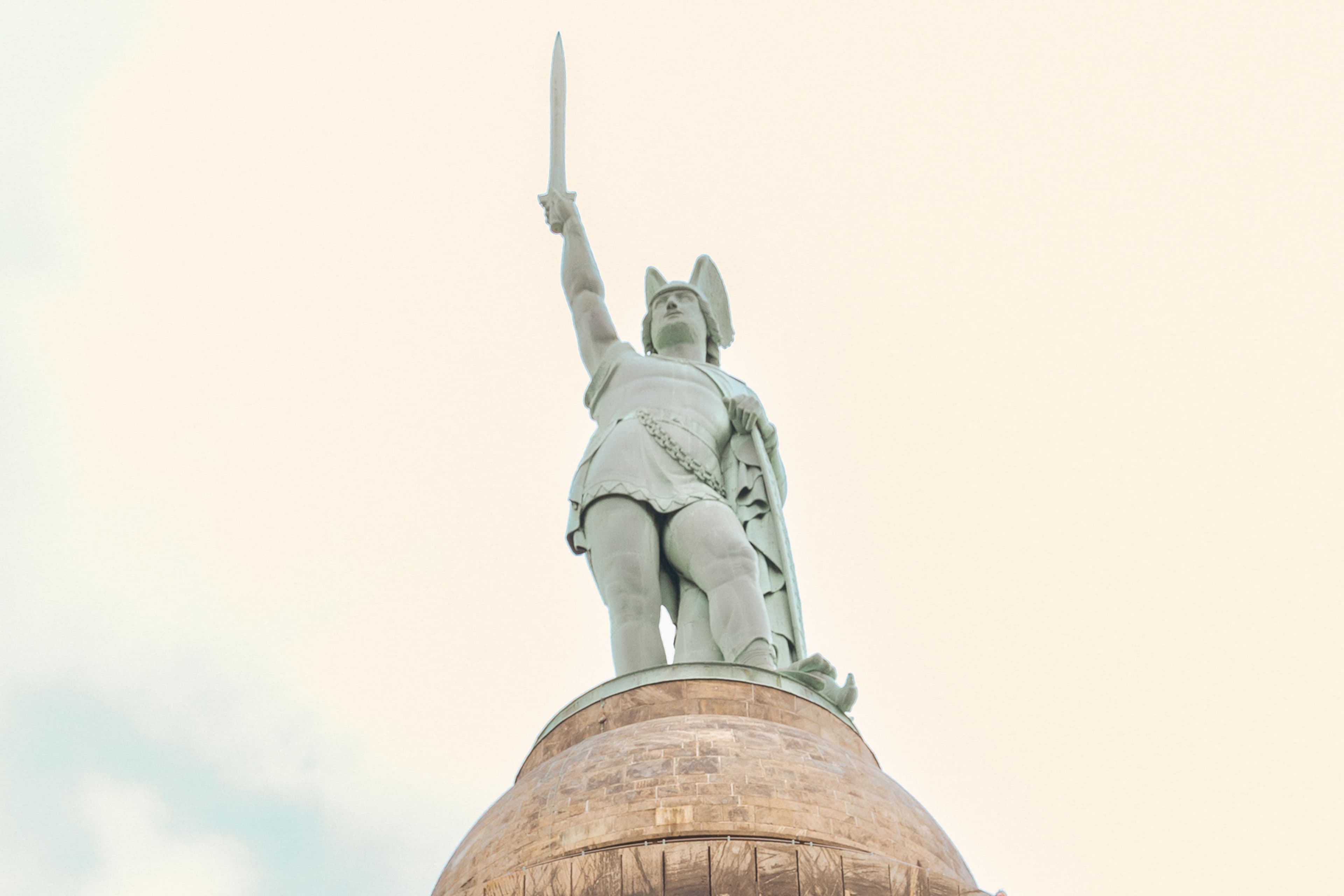 Stadtwette am Hermannsdenkmal: Wer bringt die meisten Hermanns zusammen?