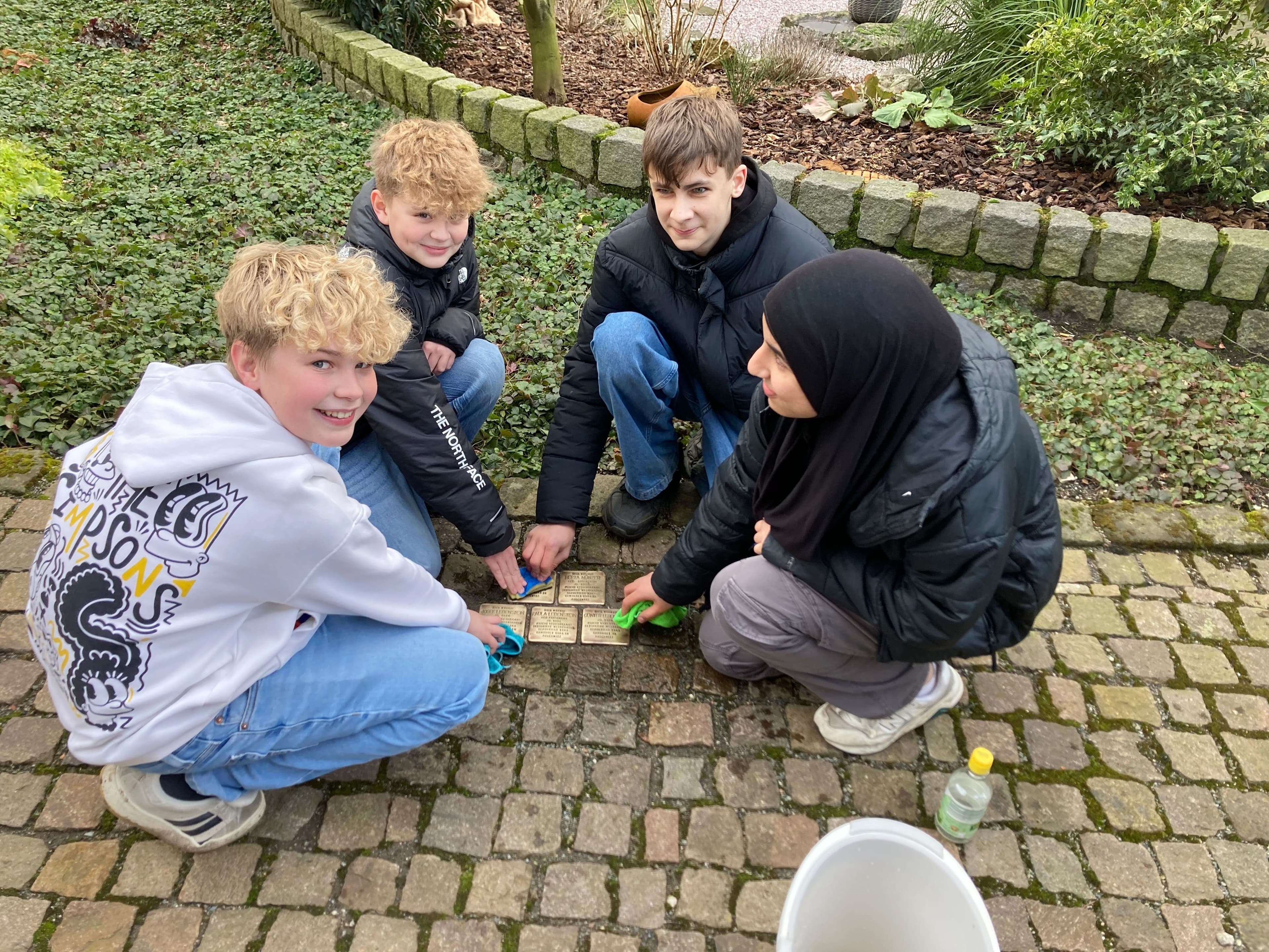 Stolpersteine in Alt-Wulfen: Schüler setzen ein Zeichen der Erinnerung