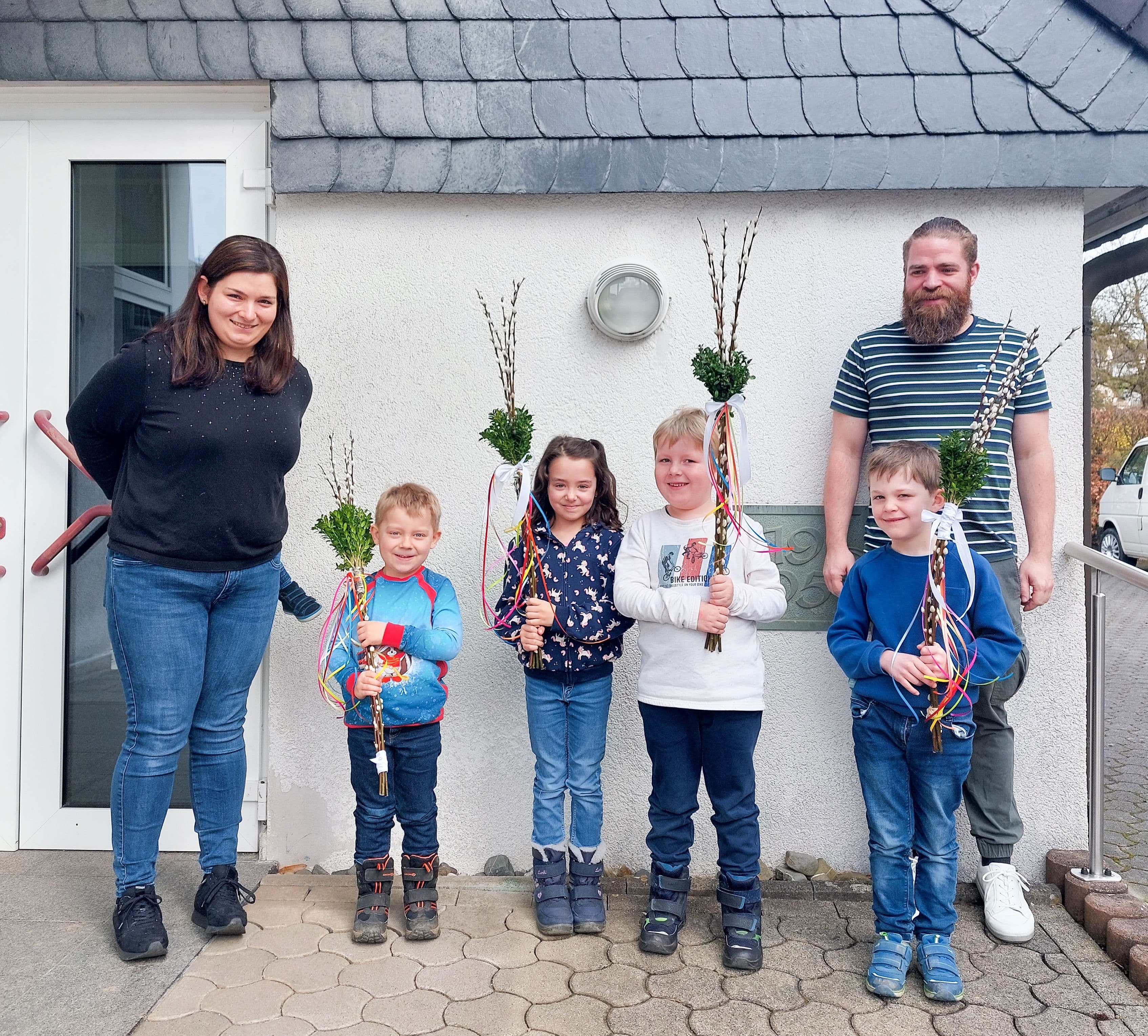 Vorschulkinder erfreuen die Gemeinde mit Palmsonntagstraditionen