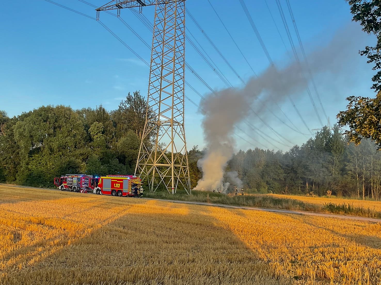 FW-DO: Brennende Heuballen in Dortmund Kirchlinde