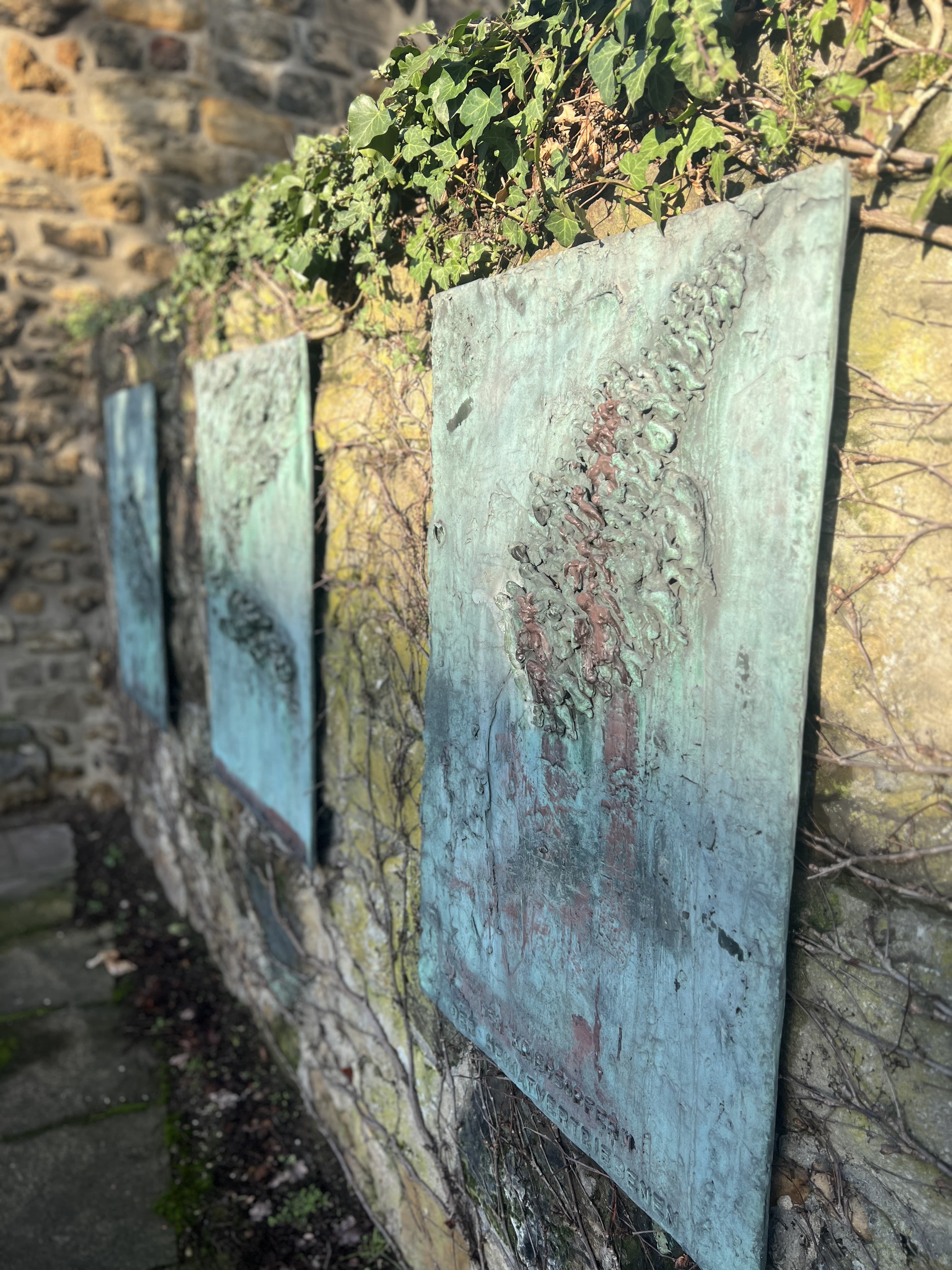 Radgruppe bzw. Hinweisbild zur geführten Radtour „Radtour auf Tisas Spuren“ zu den öffentlichen Kunstwerken von Tisa von der Schulenburg.
