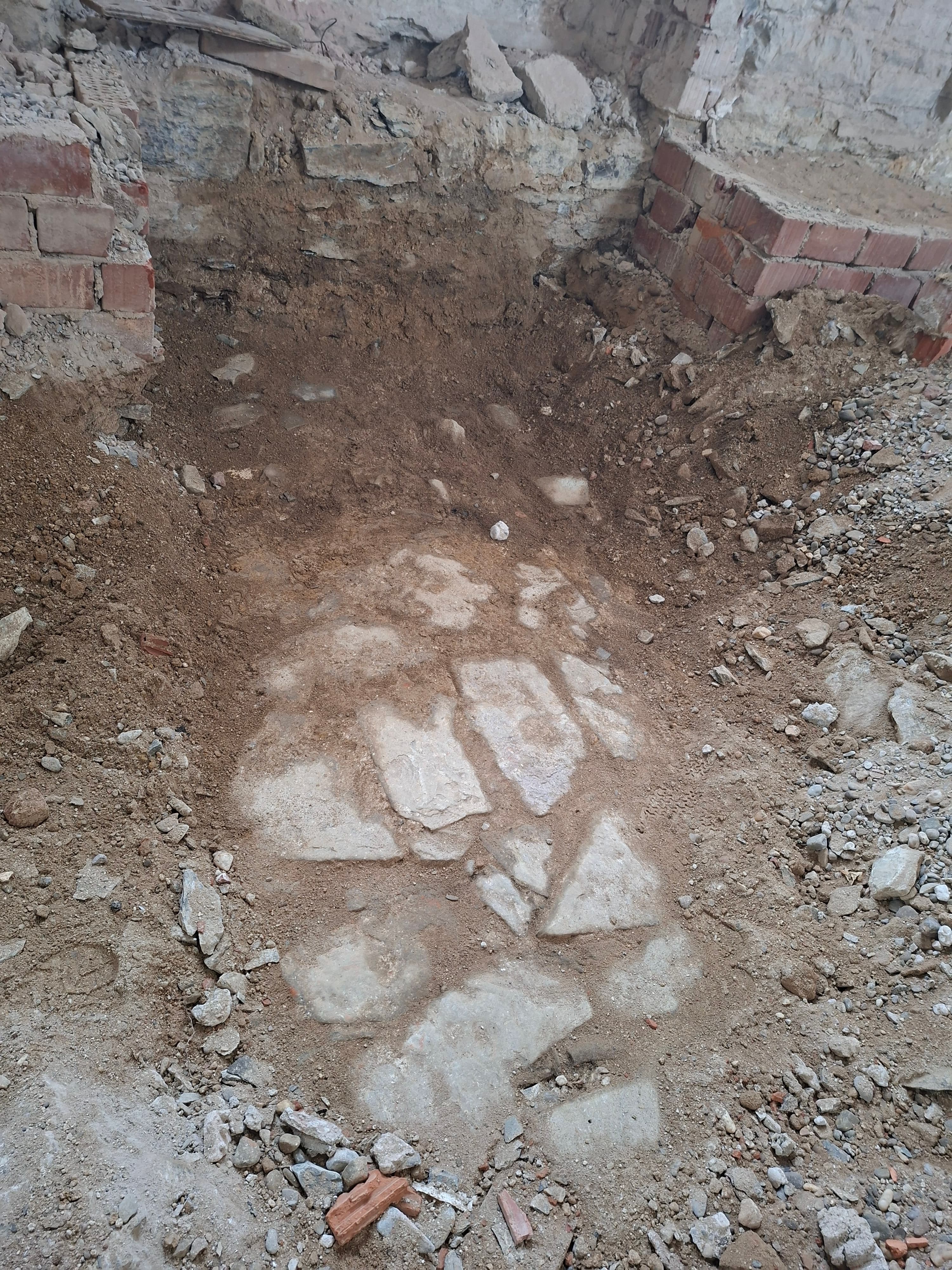 Unerwartete Funde im Schlosssaal: Knochen und historisches Pflaster