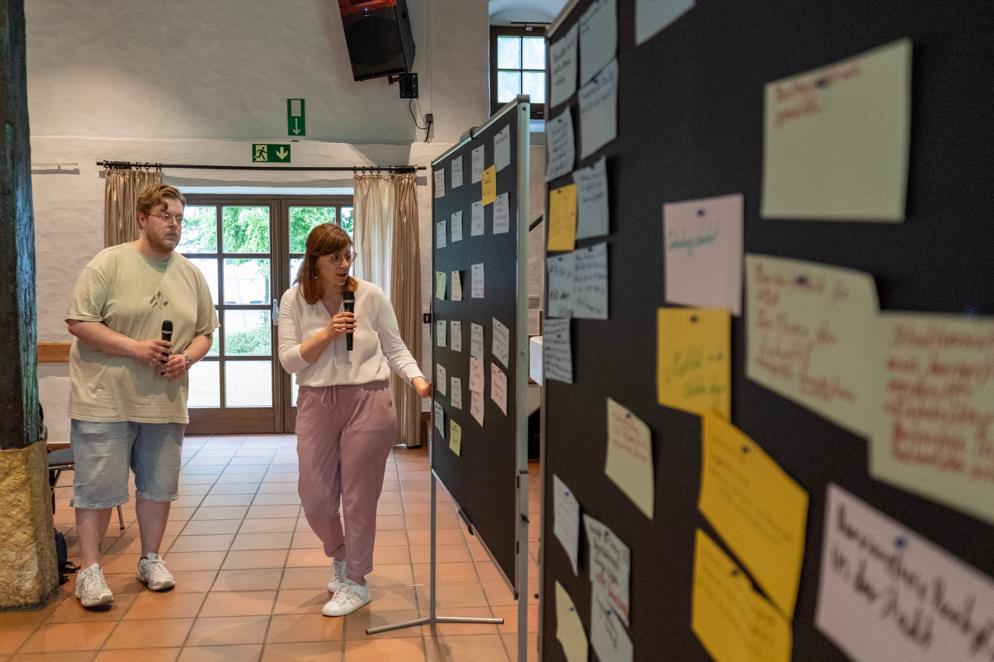 Malte Leistung und Caroline Giesler vom Sozialen Dienst der Stadt stellen die gesammelten Themen der Teilnehmenden des Stadtforums vor. Pressekontakt: Sebastian Vogt, Presse und Öffentlichkeitsarbeit, Stadt Horn-Bad Meinberg s.vogt@horn - badmeinberg.de Tel.: 05234/201 - 256 | Fax: 05234/201 - 222 https://www.horn - badmeinberg.de/
