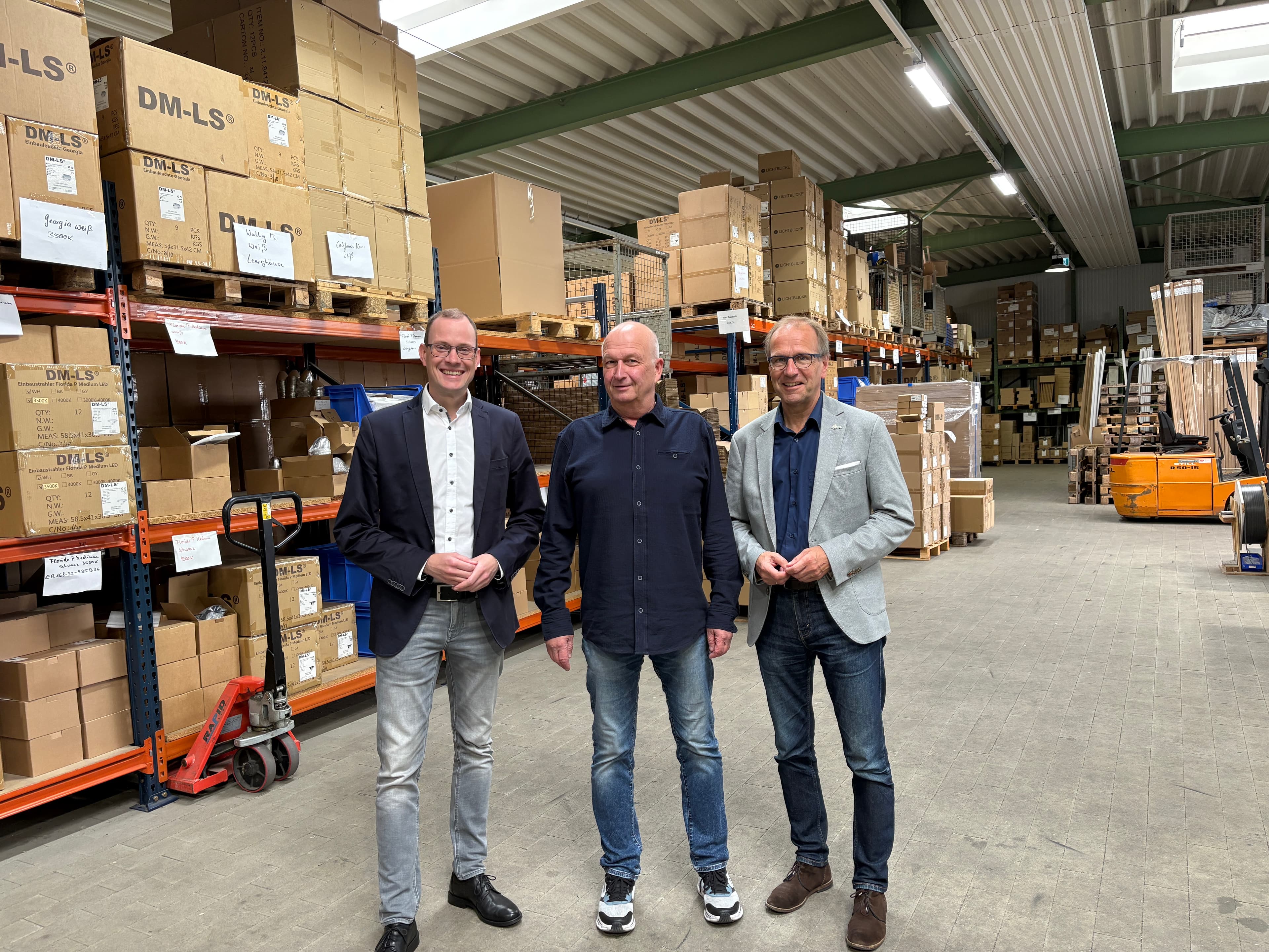Wirtschaftsförderer Thomas Becker, DüMe-Geschäftsführer Frank Merner und Bürgermeister Dr. Christof Bartsch (v. li.). Text: Presse- und Öffentlichkeitsarbeit Stadt Brilon