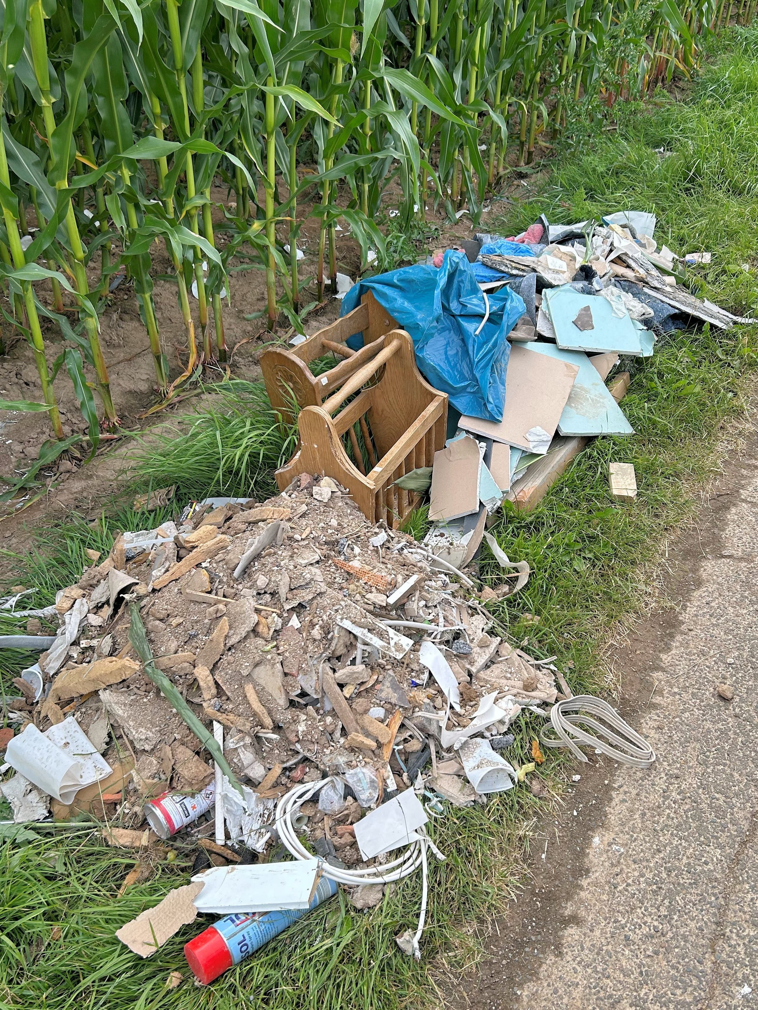 Illegale Müllablagerung in Minden-Päpinghausen: Gefahrstoffe und Baustellenabfälle entdeckt