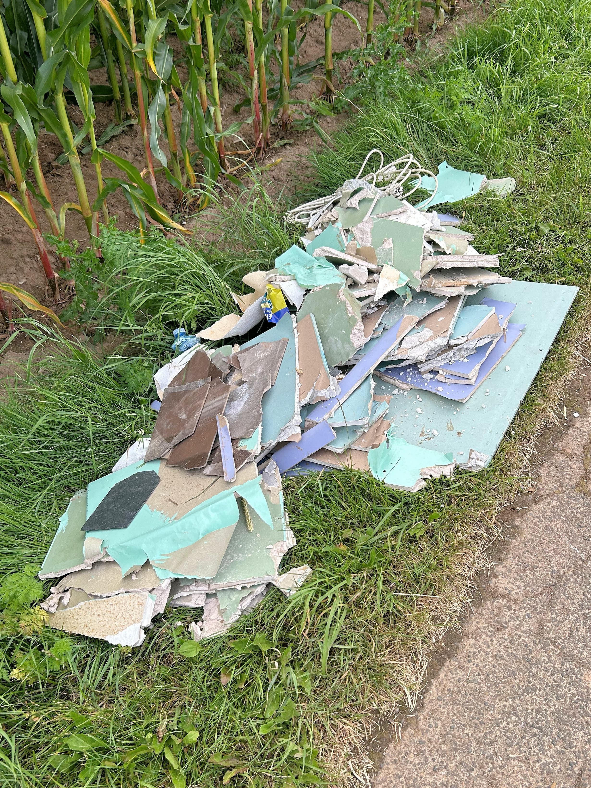 Illegale Müllablagerung in Minden-Päpinghausen: Gefahrstoffe und Baustellenabfälle entdeckt