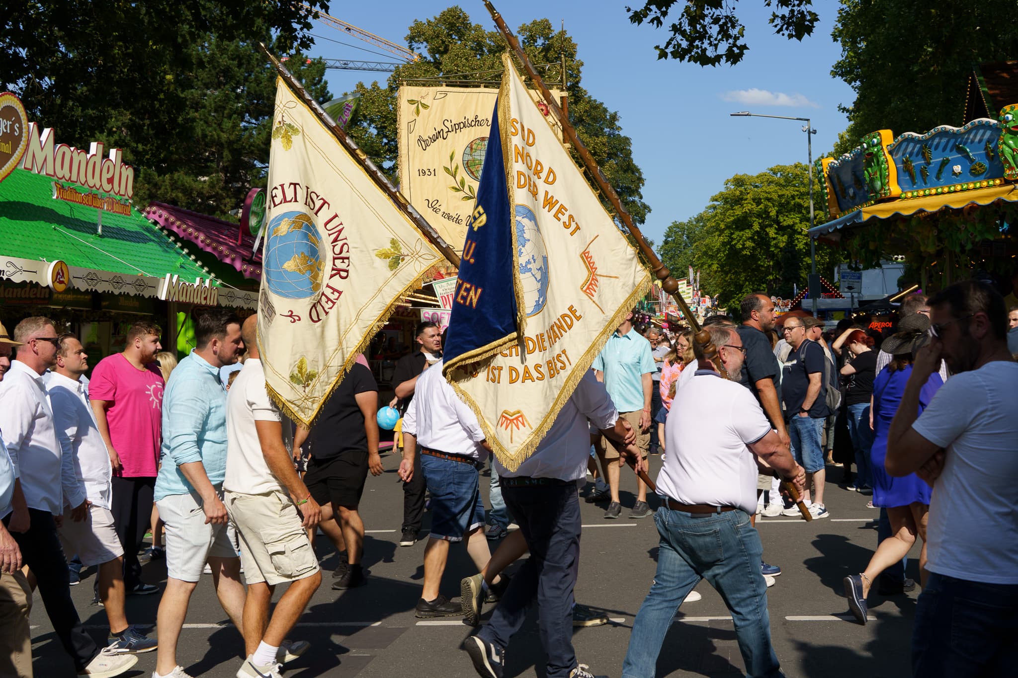 Schausteller und Ehrengäste auf dem Weg zum Paderborner Liboriberg