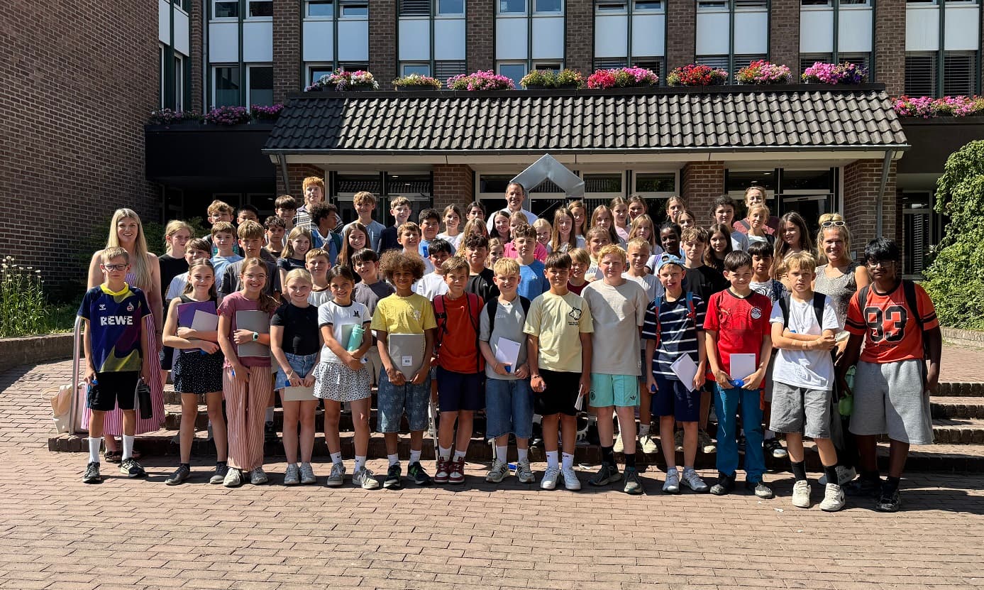 Schülerinnen und Schüler des Geschwister-Scholl-Gymnasiums vor dem Pulheimer Rathaus