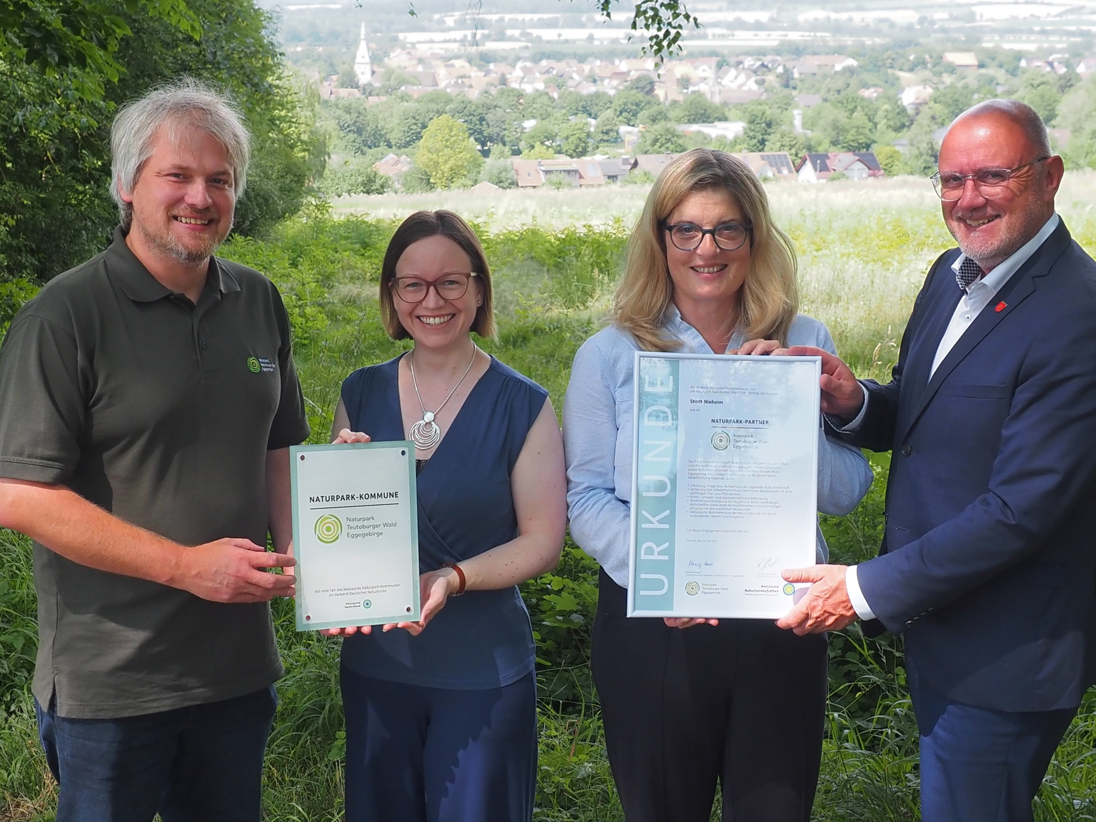 Nieheim erhält Urkunde als Naturpark-Kommune