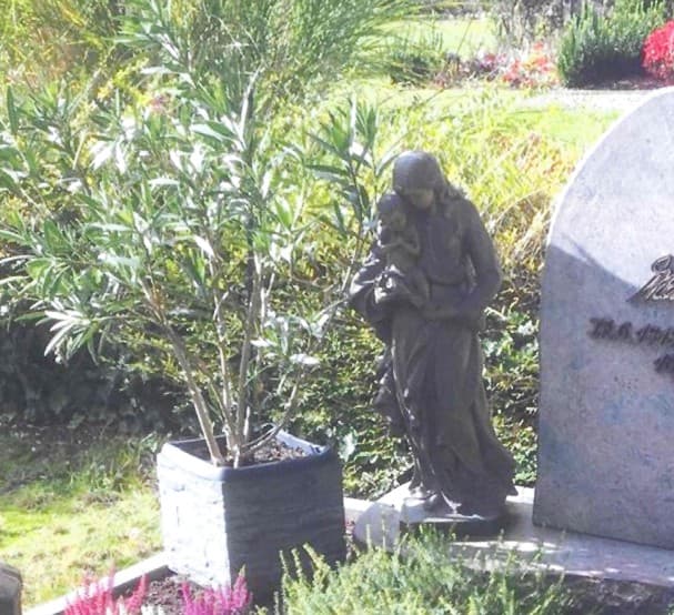 Grabfigur bzw. Grabschmuck am Friedhof Altendorf-Ulfkotte im Kontext von Diebstahl/Vandalismus.