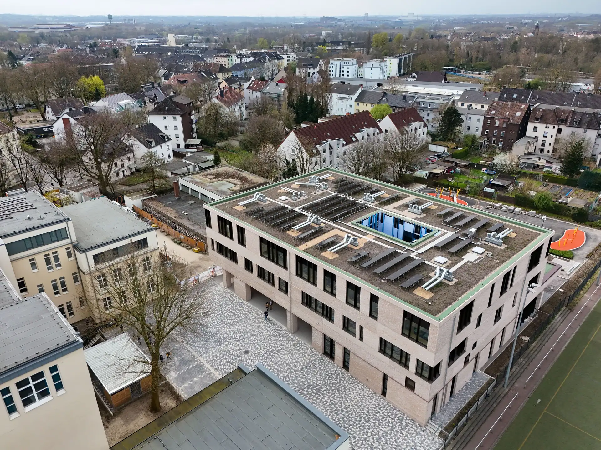 Eröffnung des modernen Schulgebäudes an der Feldsieper Straße