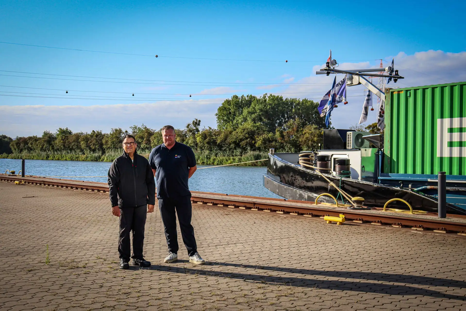 Politiker packen im Mindener Hafen mit an