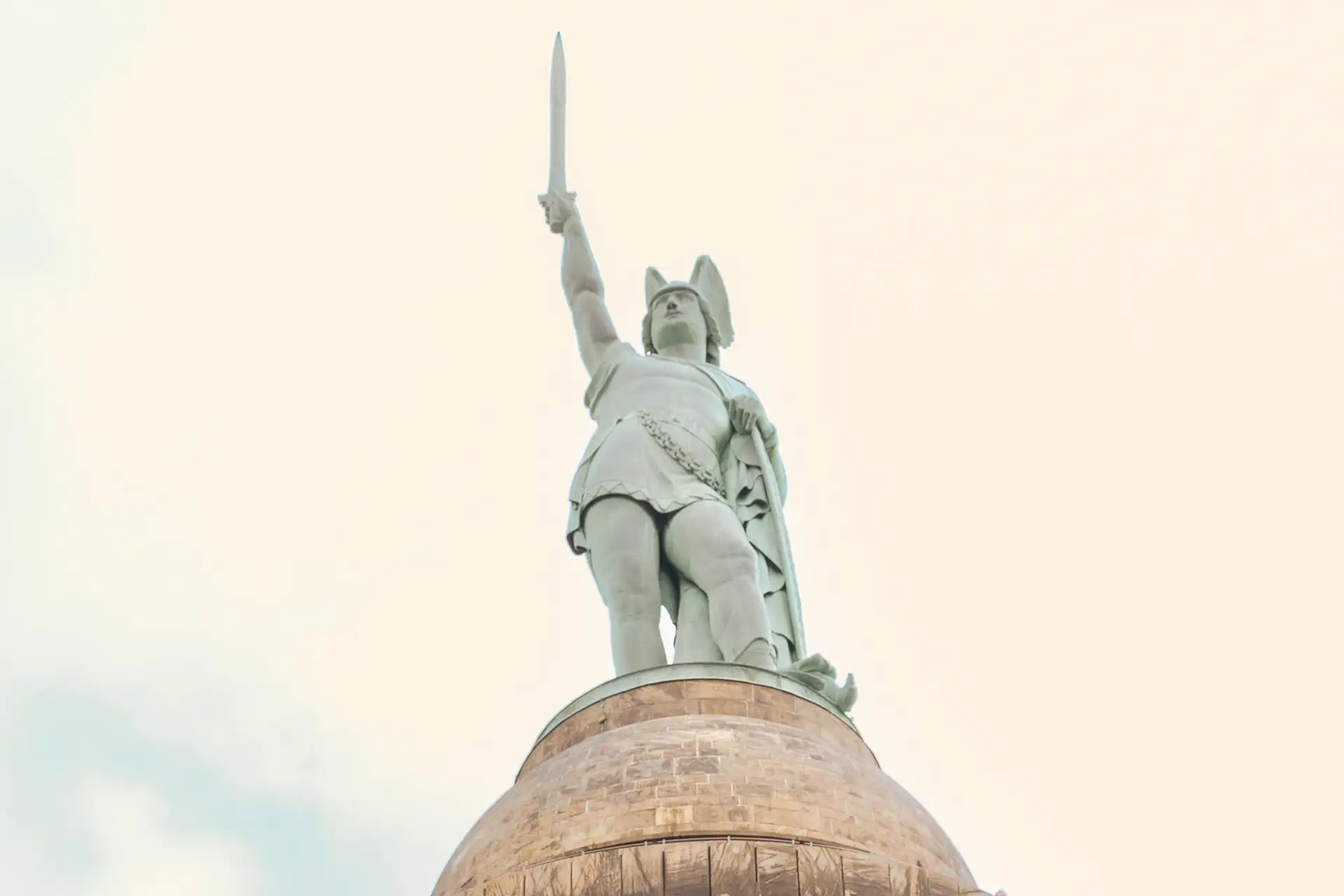 Stadtwette am Hermannsdenkmal: Wer bringt die meisten Hermanns zusammen?
