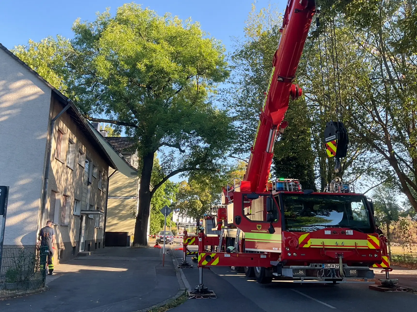 FW-DO: Ast auf Hausdach sorgt für aufwendigen Feuerwehreinsatz in Dortmund-Husen