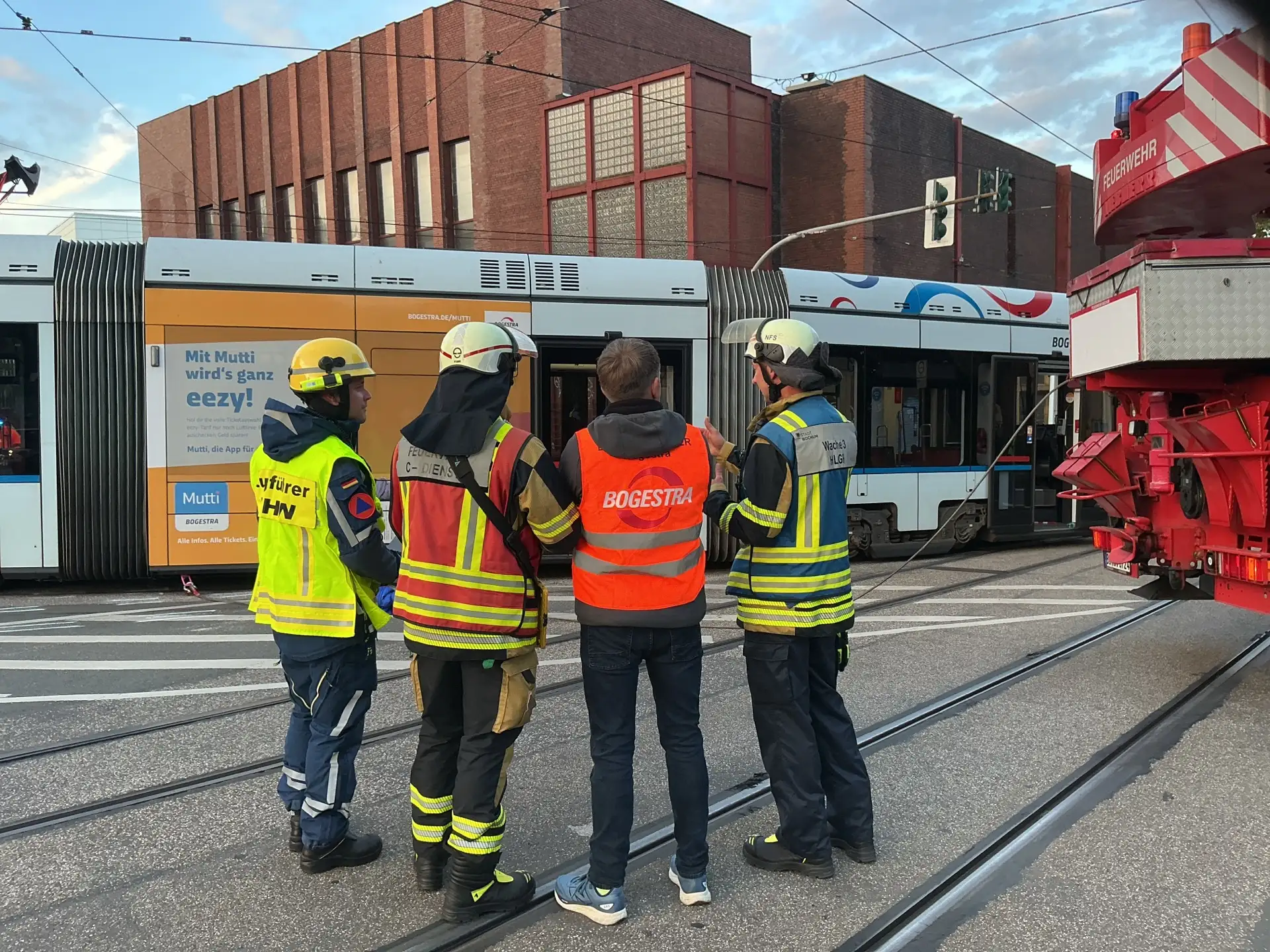 FW-BO: Straßenbahnentgleisung mit Verletzten in Bochum-Mitte