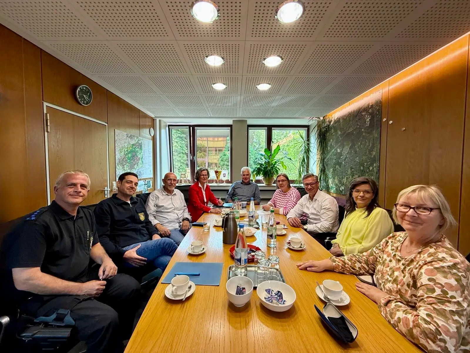 (v. l.) Patrick Gundlach (Teamleiter Kommunaler Ordnungsdienst), Markus Höll (Leiter des Ordnungsamtes), Herbert Krusel (CDU-Kreistagsmitglied), Ina Scharrenbach (Ministerin für Heimat, Kommunales, Bau und Digitalisierung des Landes Nordrhein-Westfalen), Thomas Heinzel (Bürgermeister der Stadt Bergkamen), Christine Busch (Erste Beigeordnete der Stadt Bergkamen), Christos Katzidis (innenpolitischer Sprecher der CDU…
