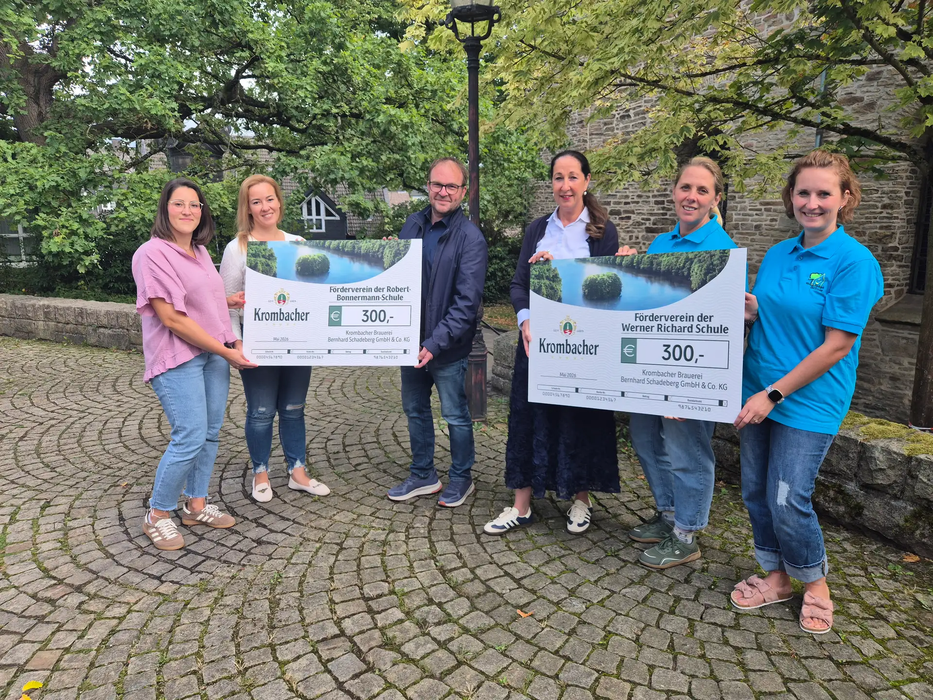 Personengruppe bei der Scheckübergabe: (v.l.) Isabella Stosik und Anna Renner, Alexander Horster (Krombacher Brauerei), Bürgermeisterin Iris Stalzer sowie Cloudine Schmidt und Annette Sickmann.
