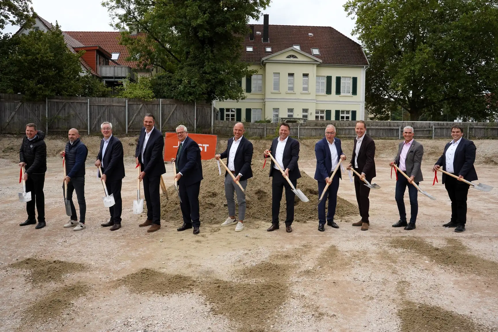 Mehrere Personen führen einen symbolischen Spatenstich an einer Baustelle im Quartier Hornsches Tor aus.