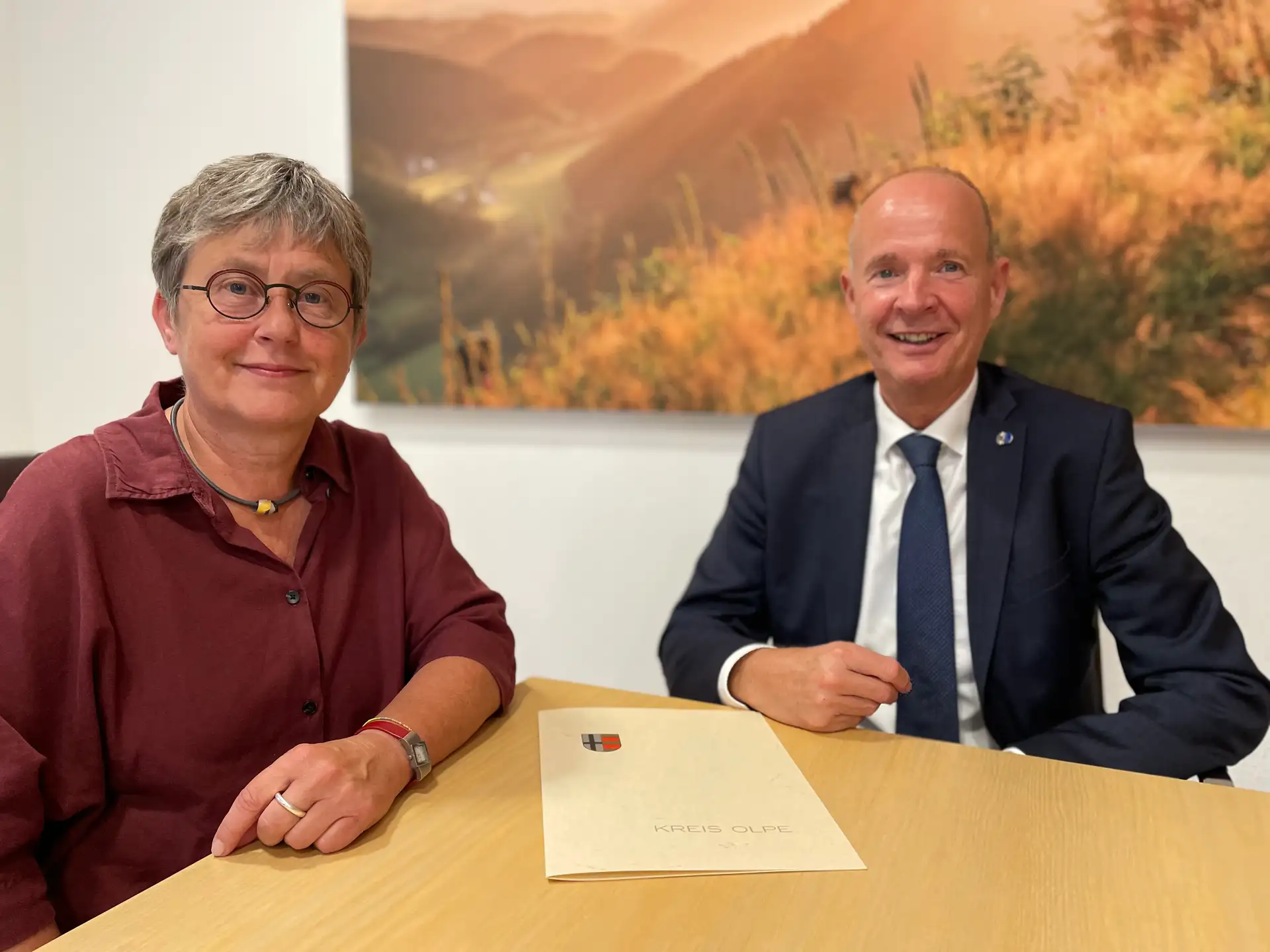 Landrat Theo Melcher gratuliert.