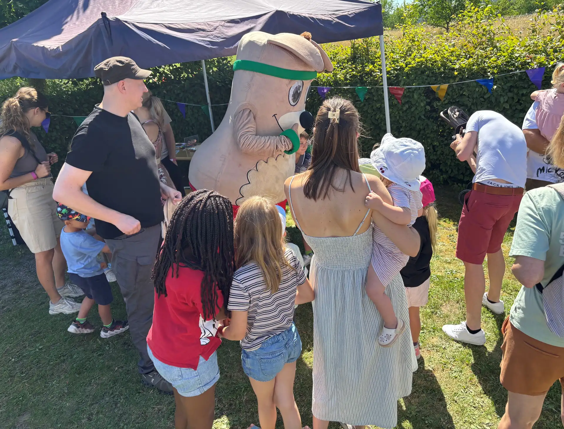 Kinder und Erwachsene beim Sommerfest der lippischen Pflegefamilien