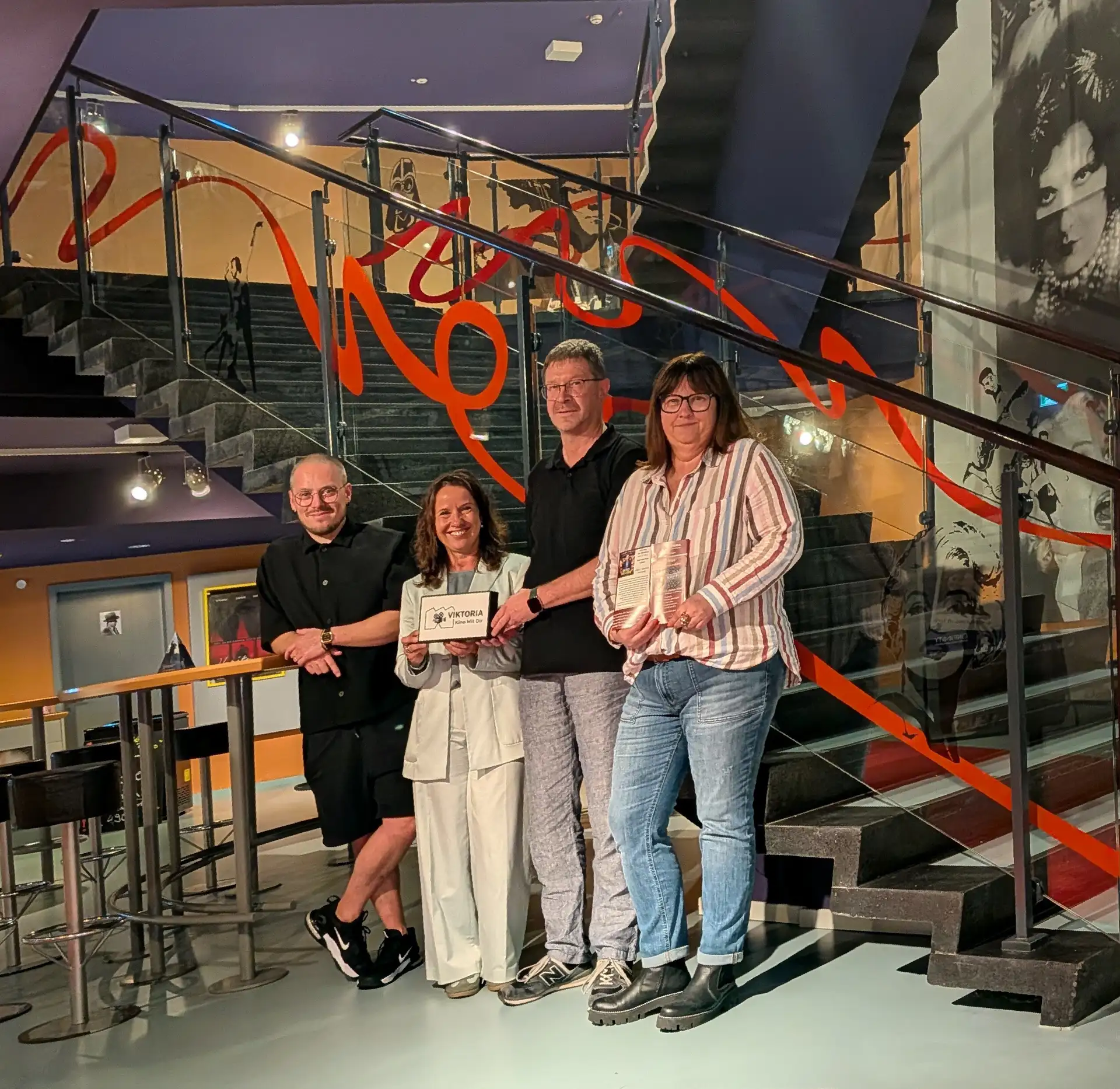 Schriftzug „Zeitlos – das Seniorenkino“ auf einem Pressefoto.