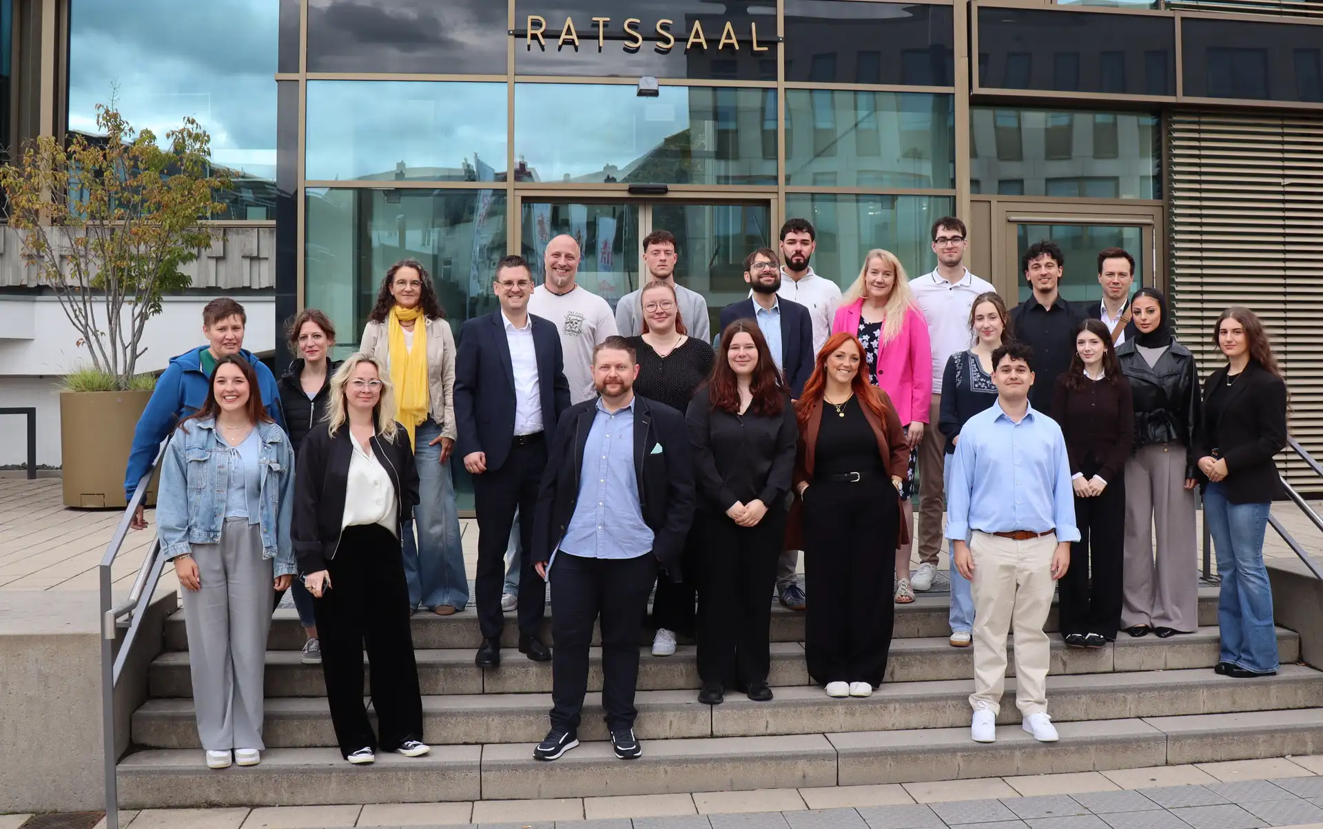 Gruppenbild vor dem Frühstück mit Bürgermeister Patrick Anders und neuen Auszubildenden der Stadt Ratingen.