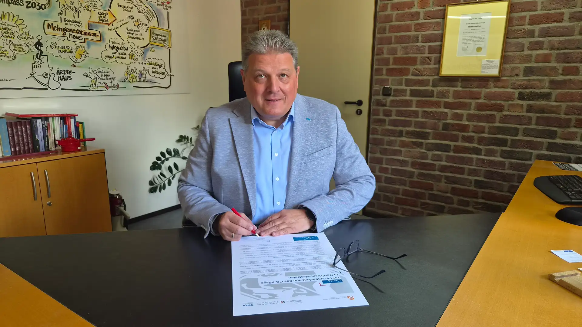 Unterzeichnung der „Charta zur Vereinbarkeit von Beruf & Pflege in Nordrhein-Westfalen“ durch die Gemeinde Niederkrüchten.