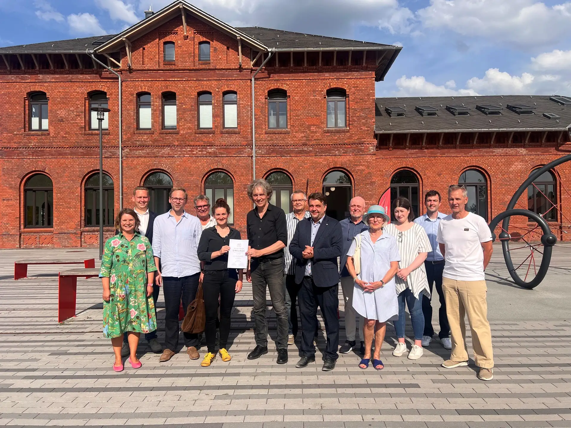Dennis Radtke und weitere Beteiligte vor dem Bürgerbahnhof Dorsten