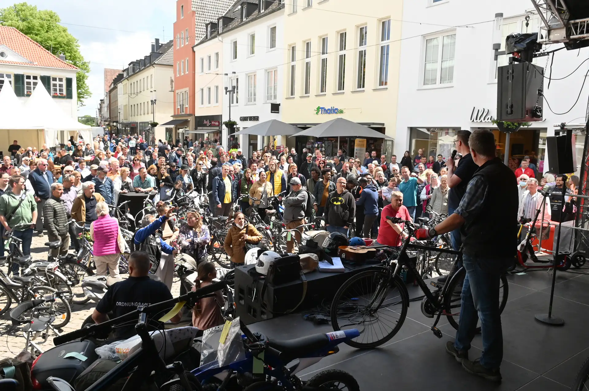Eine Person ist auf einem Veranstaltungsgelände zu sehen, im Hintergrund befindet sich ein Event-Umfeld.