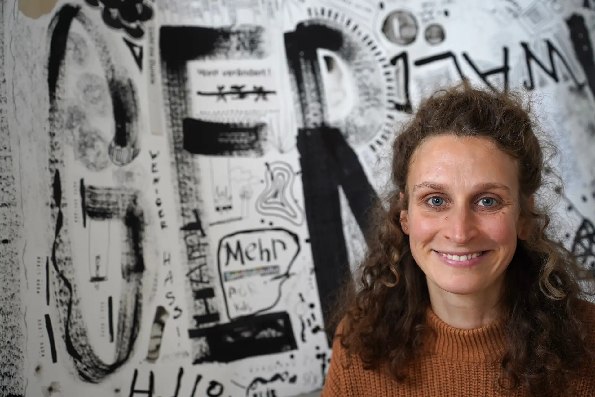Bildunterzeile Bild 1: Maia Kesseler vor ihrem Kunsterwerk „W eniger – Mehr “ i m Rathausfoyer.