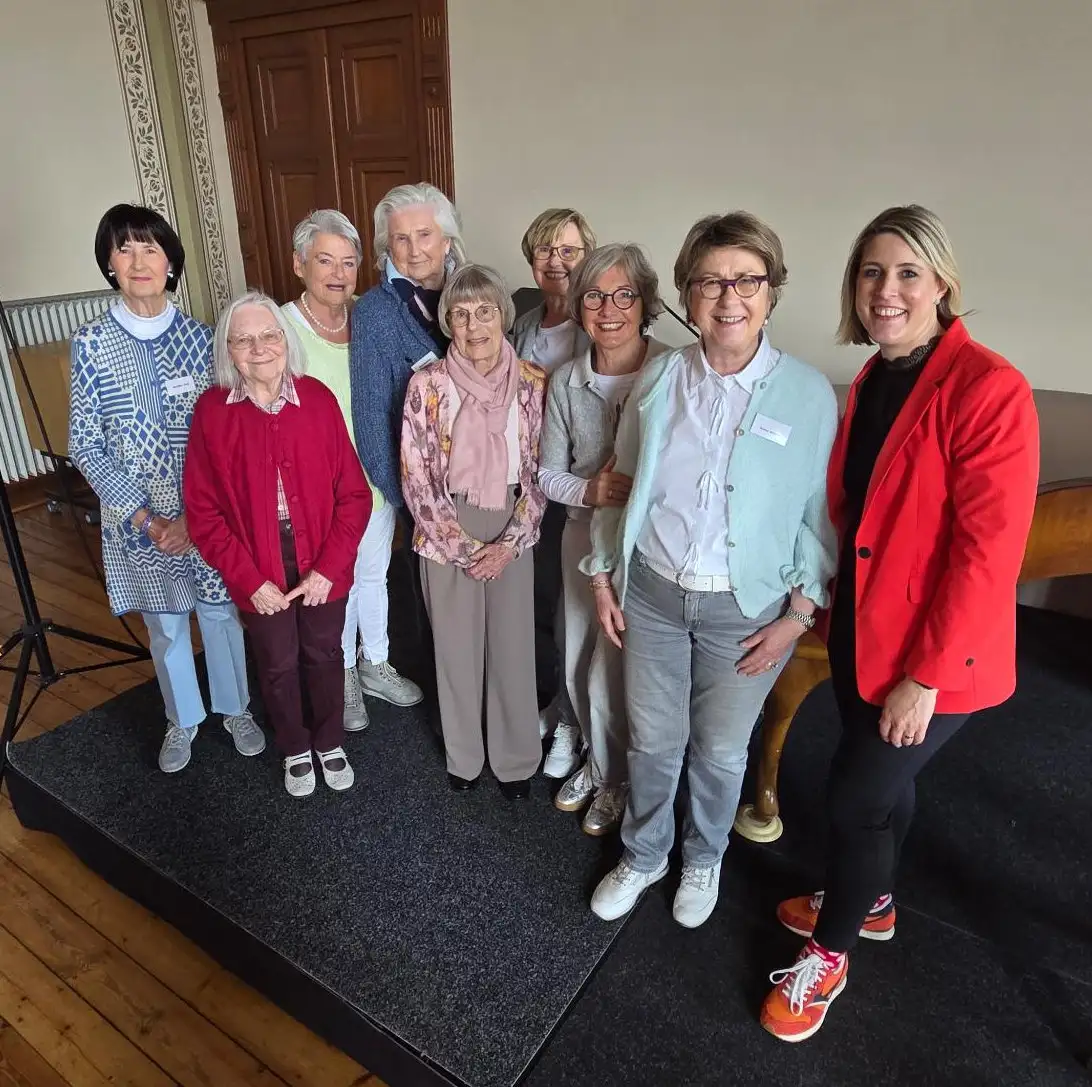 Seit der ersten Seniorenuni im Jahr 2010 mit dabei: (v.l.) Monika Abel, Maria Boeling, Renate Loebich, Marianne Schade, Anneliese Benning, Lore Wilkes, Karin Wystron und Martha Rehage mit VHS-Leiterin Désirée Solle.