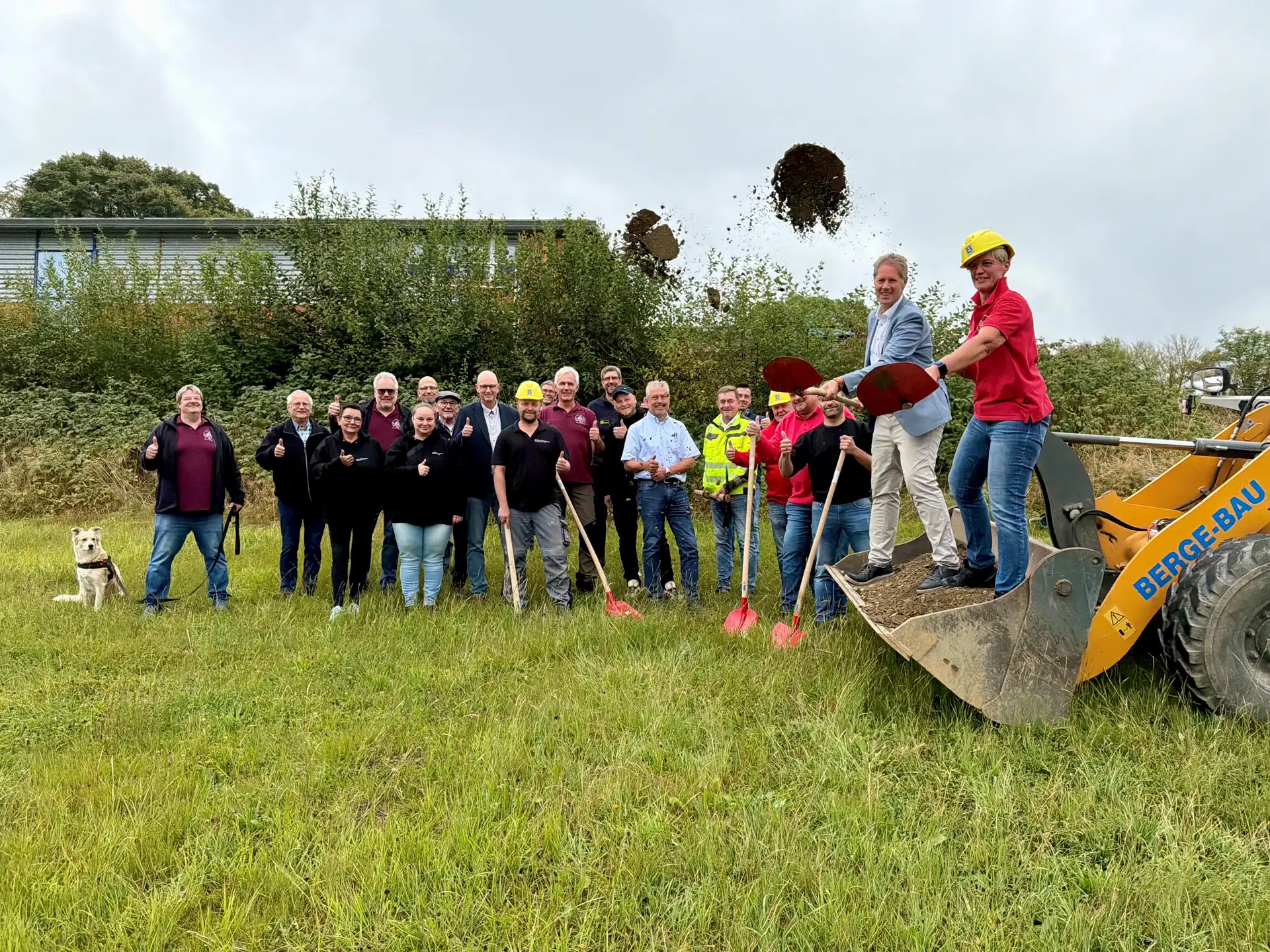 Foto PM Spatenstich: Gemeinsam geht es los: Die Baugenehmigung ist eingegangen, der Spatenstich für das Gemeinschaftszentrum Am Sengelsberg" ist erfolgt.