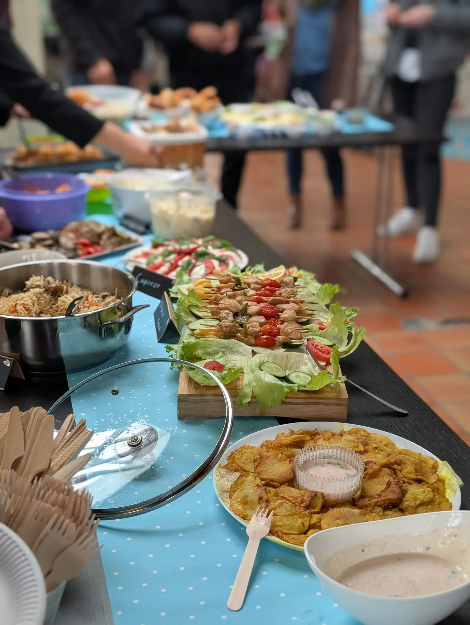 Person beim Essen eines bunt angerichteten Gerichts am Tisch.