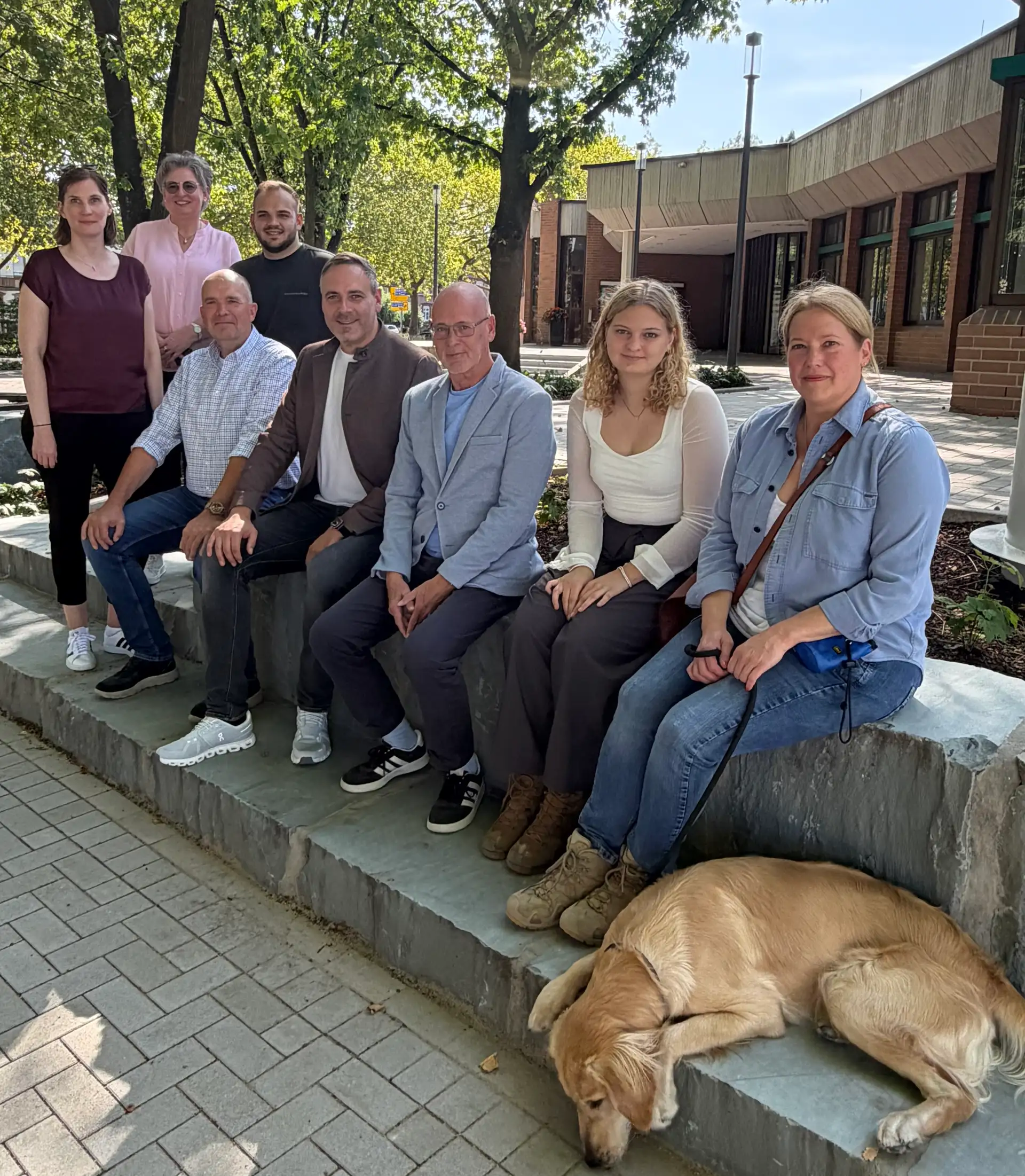 Freuen sich über das moderne und einladende Stadthallenumfeld: Fördermittelkoordinatorin Anja Stakemeier, Allgemeine Vertreterin Anja Kleine, KBW-Leiter Jürgen Staubach, Dennis Klester von der Baufirma Vogel, Bürgermeister Torben Höbrink, Stadthallen-Leiter Jörg Henne, Jolina Kirchner und Architektin Julia Schiewer vom Planungsbüro Freiraumkonzept