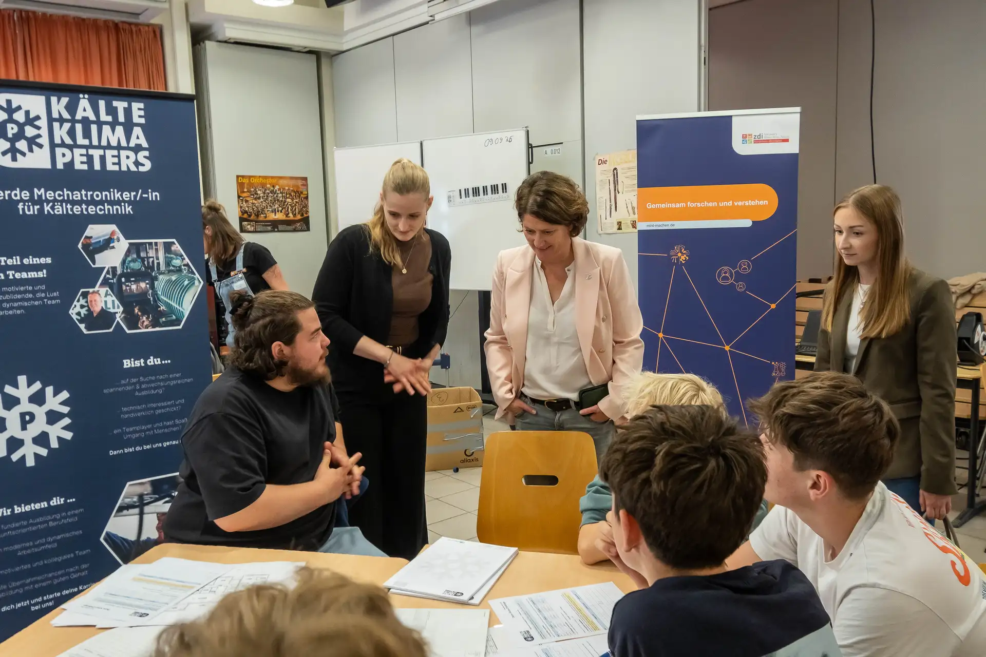V.l.: Landrätin Katharina Reinhold (Mitte) machte sich zusammen mit Fiona Sauer (l.) und Jessica Schillings (r.) vom zdi-Netzwerk ein Bild von der Handwerksrallye.