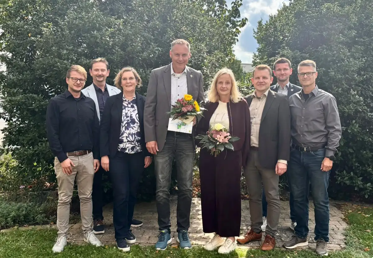 Gruppenfoto von mehreren Personen bei einem Dienstjubiläum der Stadt Espelkamp; Matthias Tegeler posiert neben Claudia Möhlmeyer und André Köster.